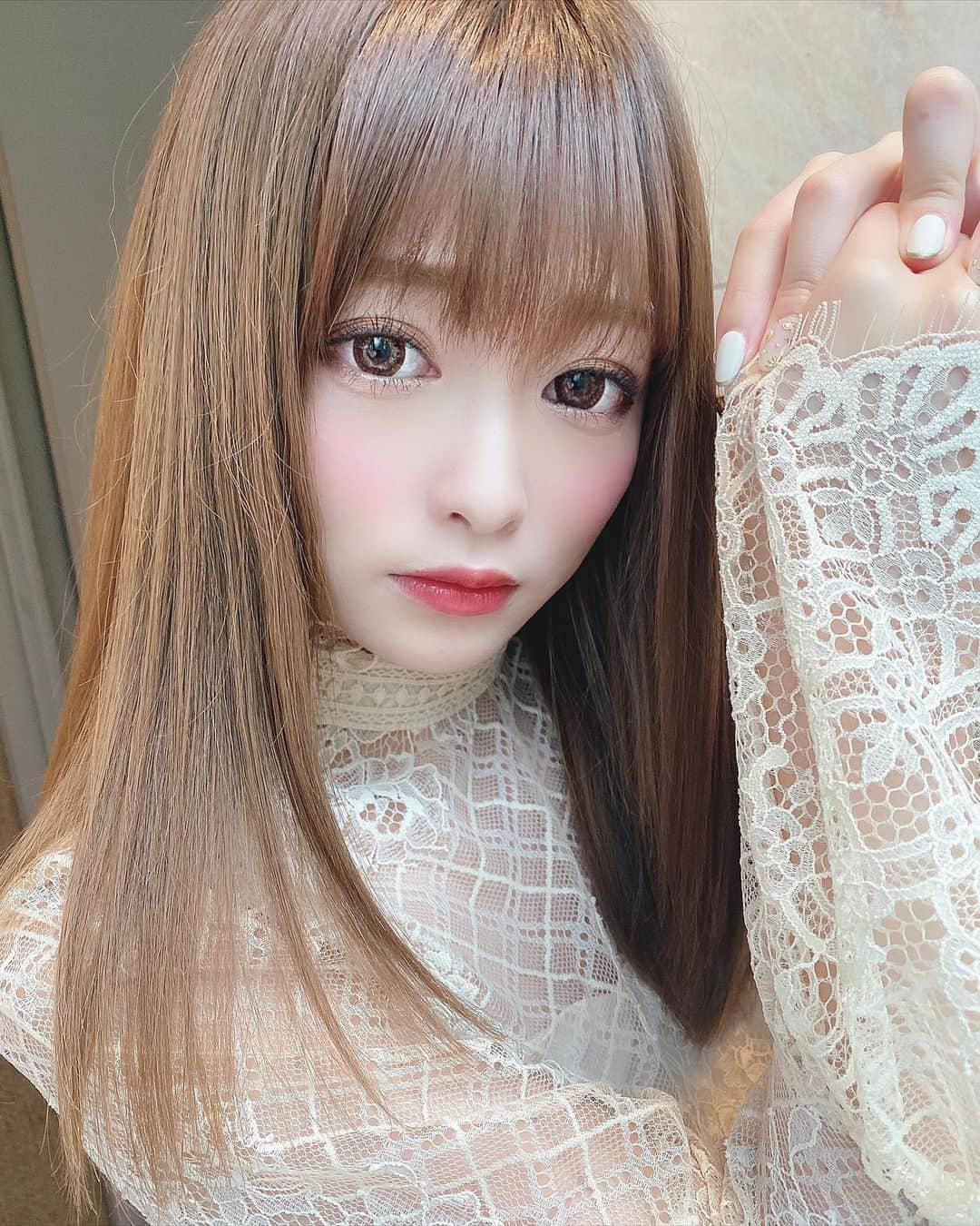 りなてぃさんのインスタグラム写真 - (りなてぃInstagram)「﻿ ﻿ ﻿ ﻿ 【 2019りなてぃー的 ベストコスメ 】﻿ ﻿ ﻿ お待たせしました👏🏻♥️﻿ ﻿ ベースメイク、アイメイク、その他﻿ 3つのカテゴリーに分けて買いていくね！﻿ ﻿ ﻿ 今回はベースメイク👀💓﻿ ﻿ ﻿ それでは、START☝🏻﻿ ﻿ ﻿ ﻿ 《 化粧下地 》﻿ ☑PAUL & JOE﻿ モイスチュアライジング ファンデーション プライマー S﻿ ☑Primavlsta﻿ 皮脂くずれ防止 化粧下地﻿ ﻿ ポール&ジョーはツヤ肌メイクしたい日には﻿ 透明感も出るし特におすすめ❤︎﻿ ﻿ プリマヴィスタはさらっとしてて、﻿ 崩れたくない日は絶対これ🤤﻿ お仕事でいただいてからずっと愛用してる🥺﻿ 何個目かな、これ🤷🏻‍♀️﻿ ﻿ ﻿ 《 コントロールカラー 》﻿ トリートメント セラム プライマー ﻿ くすみやすい部分だけにちょんちょんって塗ってる！﻿ ﻿ ﻿ 《 ファンデーション 》﻿ ☑︎MiMC ミネラルリキッドリーファンデーション ﻿ ☑NARS︎ ナチュラルラディアント ロングウェア﻿ クッションファンデーション﻿ ﻿ どっちも透明感とツヤ感がとにかく最高！﻿ つけたあとも、しっとりなの❤︎﻿ 最近はNARSのクッションファンデ使うことが多いかな💓﻿ ﻿ ツヤ肌なのにカバー力もある﻿ ほんとに出会えてよかったアイテム🥺💓﻿ ﻿ ﻿ 《 コンシーラー 》﻿ ☑︎ シークレットコンシーラー ﻿ ☑︎YSL ラディアント タッチ ハイカバー﻿ ﻿ クマを隠したいから伸びが良くて﻿ テクスチャーが柔らかいものを選んでる！﻿ ﻿ 他にもすきなのあるけど、最近サンローランに戻した☝🏻﻿ くすませずにクマ隠してくれるし﻿ カバー力UPしたものが出てたからこれにした！﻿ ﻿ ﻿ 《 パウダー 》﻿ ☑︎ NARSライトリフレクティング﻿ セッティングパウダー　プレスト　N﻿ ☑︎DECORTE フェイスパウダー ﻿ ﻿ NARSは無色のパウダーだから粉っぽくならないし﻿ お肌を滑らかにしてくれるから優秀🥺﻿ ﻿ コスデコは、アットコスメのランキング見て﻿ 購入したもの😌💓めちゃくちゃ軽くてすき。﻿ ﻿ 付属のパフとかだとつきすぎちゃったりするから﻿ おっきいブラシで、ささっとつけてるよ！﻿ ﻿ ﻿ 《 ハイライト 》﻿ ☑︎THREE シマリンググローデュオ﻿ ☑︎CHANEL ボーム エサンシエル スカルプティング﻿ ﻿ ツヤ肌が多かったからハイライトもクリームっぽいやつ💓﻿ お粉使うときはTHREE使うことが多いかな！﻿ ﻿ あと、パウダーのハイライトだと﻿ ローラメルシエかMAC使ってる💓﻿ これまたよきすぎて💓﻿ ﻿ ﻿ こんな感じかな🤔💓﻿ どのカテゴリーでも言えることなんだけど﻿ アットコスメとか雑誌、インスタで見て﻿ 気になったものはとりあえず﻿ お店まで行って試すことが多いよ💓﻿ ﻿ そこで、いい！ってなったら買ってる💓﻿ たまに試したときの感じと違う...って﻿ 失敗することもあるけど🤣﻿ ﻿ よかったら参考にしてみてください💓﻿ ﻿ ﻿ ﻿ ﻿ #cosme #makeup #make コスメ #メイクアップ﻿ ﻿ ﻿ ﻿」12月20日 20時06分 - rinatea_25