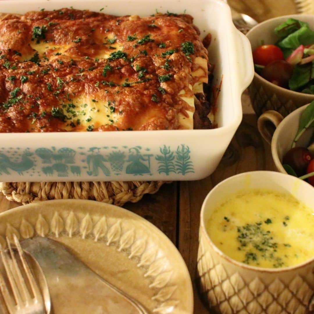 Atsukoさんのインスタグラム写真 - (AtsukoInstagram)「Today's dinner 2019.12.20 ･ ･ ラザニア 紅芯だいこんとベビーリーフとトマトのサラダ カボチャスープ ･ ･ ホワイトソースは朝作っておいたので、仕事帰ってきてから焼きました。 パスタ→ベシャメルソース→ミートソース→モッツァレラチーズの順で。 仕事帰りに作る夕飯なので、こんなんが限界かなー。 お弁当用にミニラザニアもつくってます❤」12月20日 20時06分 - sakuracafe001