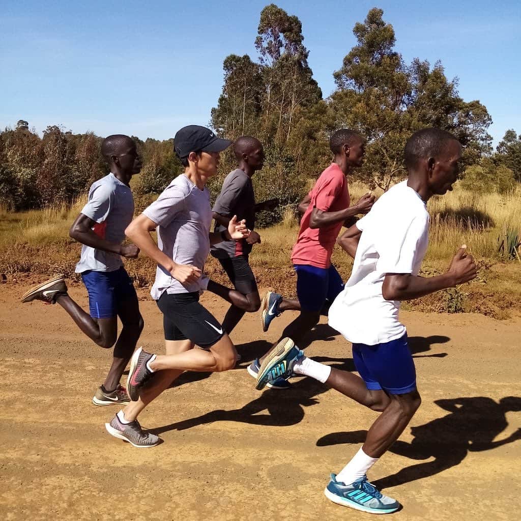 大迫傑さんのインスタグラム写真 - (大迫傑Instagram)「Finished up another hard workout in Kenya. So tired!🤣 この2人、知ってる人は知っている🇰🇪 #ケニア #kenya #workout #ワークアウト」12月20日 20時03分 - suguru_osako
