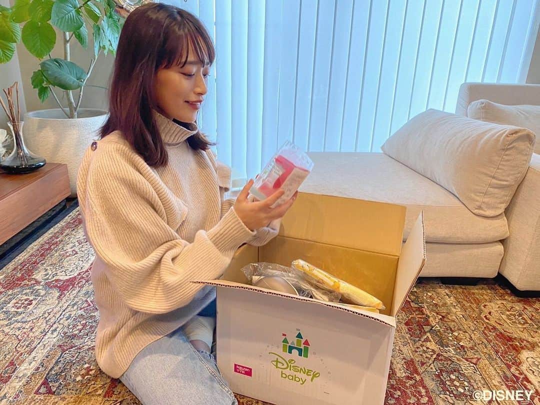 近藤千尋のインスタグラム：「この度、スポンサーの 楽天ママ割から冬トクトクキャンペーンで当たるディズニーベビーボックスを頂きました😊❤️ @rakuten_official のトップから 出産予定日か子供のお誕生日を入れるだけで 簡単に無料で応募できます❣️ ミッキーのマグが可愛すぎて ママはテンション上がりました🥺💖 #楽天 #ママ割 #pr #楽天ママ割 #無料 #サンプルボックス」