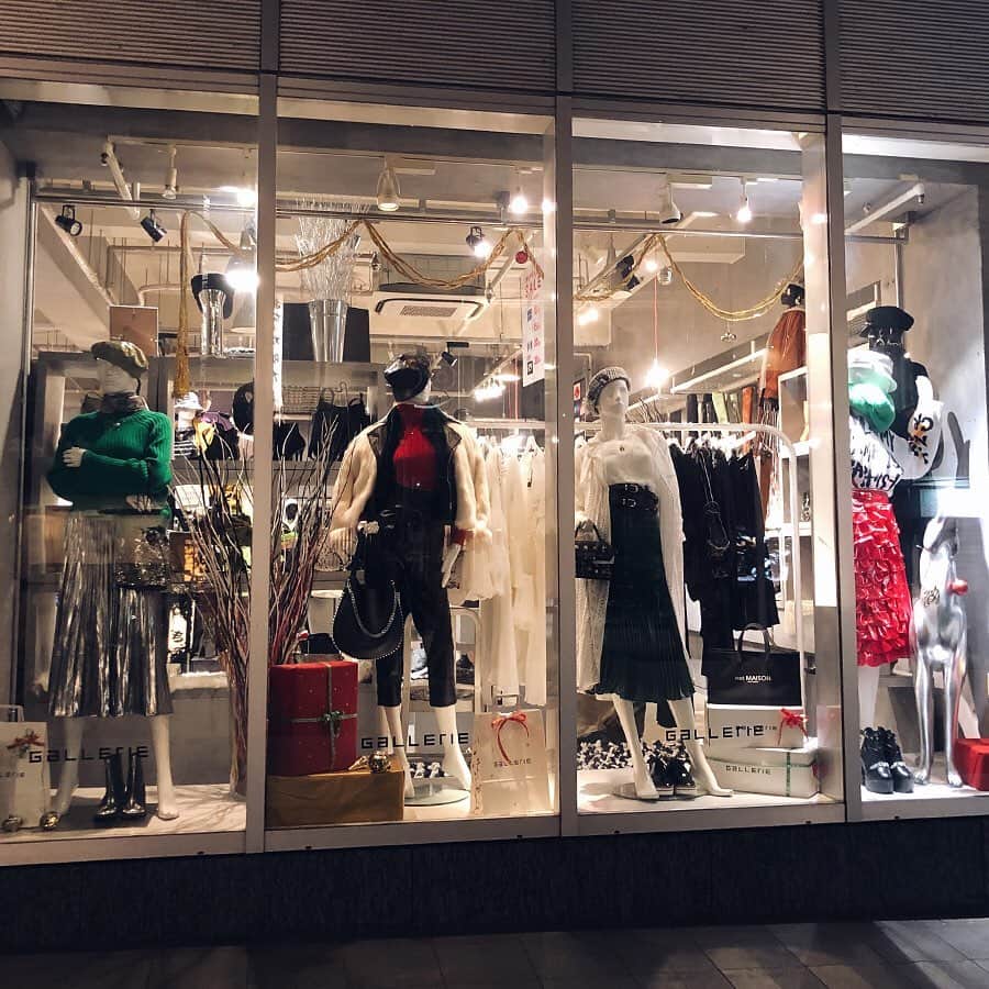 のインスタグラム：「. ＼COUNTDOWN SALE／ 2019/12/21(sat) ～ 12/30(mon) . . いつもGALLERIEをご愛顧頂きまして誠にありがとうございます❤︎ . 明日より全店舗＆onlinestoreにて カウントダウンセールを開催致します。 店内MAX50%off！！！！ 人気のアイテムがスペシャルプライスに✔︎ . また12/21～25の期間限定で VINTAGE HIGH BRANDがALL10%off！ . . 皆様のご来店心よりお待ちしております⛄️ . . ———————————— ✔️GALLERIE京都店 @gallerie_kyoto ✔️GALLERIE大阪店 @gallerie_osaka ✔️GALLERIE TOKYO @gallerie_tokyo . メールでのお問い合わせ customer_center@galleriebyspinns.com カスタマー対応時間 平日 【10:00～18:00】 ————————————」