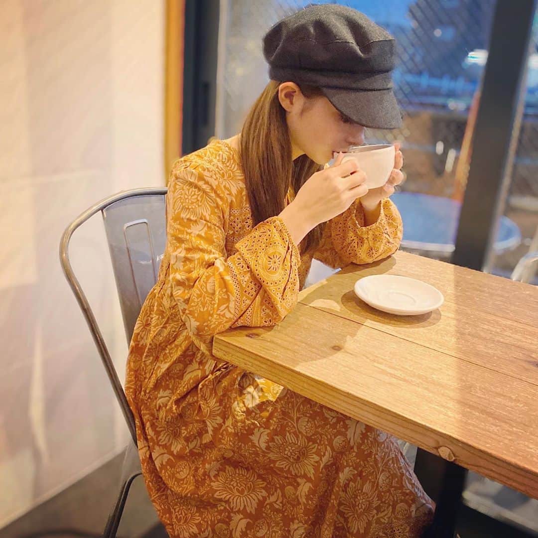 HELENAのインスタグラム：「今日はホットチョコレート☕️ のあと日向夏のビール🍊をいただきました！ ワンピースは旅行で着たいな〜と思っていた#esutoreja のもの！！薄いので中にトップスとデニムも履いてるよ〜☺️」