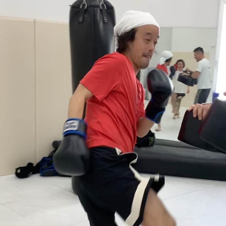 岸本加世子のインスタグラム：「かよちゃんトレーニング。 倒されて泣いちゃう編。笑🤣#bravegym #やついいちろう#岸本篤史」