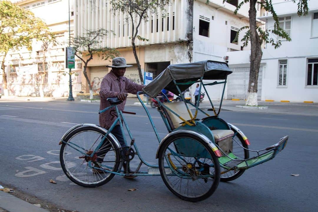 Shunsuke Miyatakeのインスタグラム：「A cyclo driver pushed a cyclo as his beloved baby.」