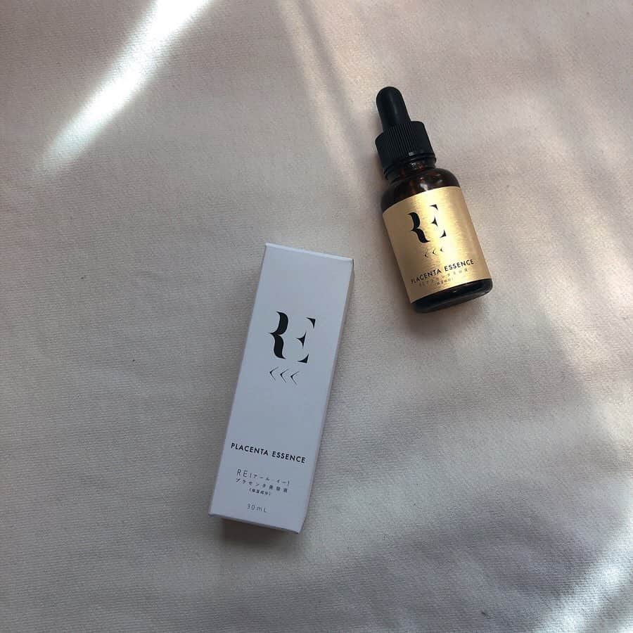 のインスタグラム：「: #skincare . . この冬 肌の調子がいい…！ . いつものスキンケアだけじゃ 冬場は特に 乾燥してピリついたり くすみが気になったり😭 30過ぎて尚更色々感じるように🤔 . スキンケアアイテム フルセット変えるのは 合わなかった時のリスクもあるし 金銭的にも負担が…😲 @re_shop_official のREプラセンタ美容液 いつものスキンケアに ワンステッププラスするだけ♥ . 使い始めて1ヶ月！ 乾燥が気にならなくなるところから だんだんと 肌のハリが戻ってきた感じ！ . 手のひらでしっかり温めてから使うと なじみが良くなるみたい！ 時間をかけて ゆーっくり優しくハンドプレスしてるよ~ . ヒト幹細胞培養液 馬プラセンタエキスで 細胞から肌再生✨ REは 【再生】【生まれ変わり】 という意味が 込められてるんだって♥ 生まれ変われ！ わたしの肌ーーーっ💪 : : : #reプラセンタ美容液 #RE #アールイー #プラセンタ #ヒト幹細胞培養液 #エイジングケア #pr #お気に入りコスメ #保湿 #肌にやさしい #コスメ #ナチュラル #コスメマニア #ナチュラルメイク #おすすめコスメ #乾燥肌 #保湿ケア #うるおい #時短 #時短スキンケア #時短スキンケアアイテム」