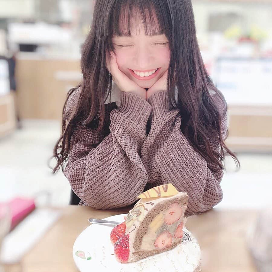 岩城優里のインスタグラム：「渋谷ヒカリエにあるスイーツ🍓 . めちゃめちゃ果物たくさんでおいしかったです🍴 . . 撮り方下手くそだね私(( . #渋谷ヒカリエ #渋谷ヒカリエランチ #ひかりえ #ヒカリエランチ #渋谷デザート #渋谷フルーツ  #フルーツケーキ🍰 #かふぇ #渋谷カフェ #制服 #制服コーデ」