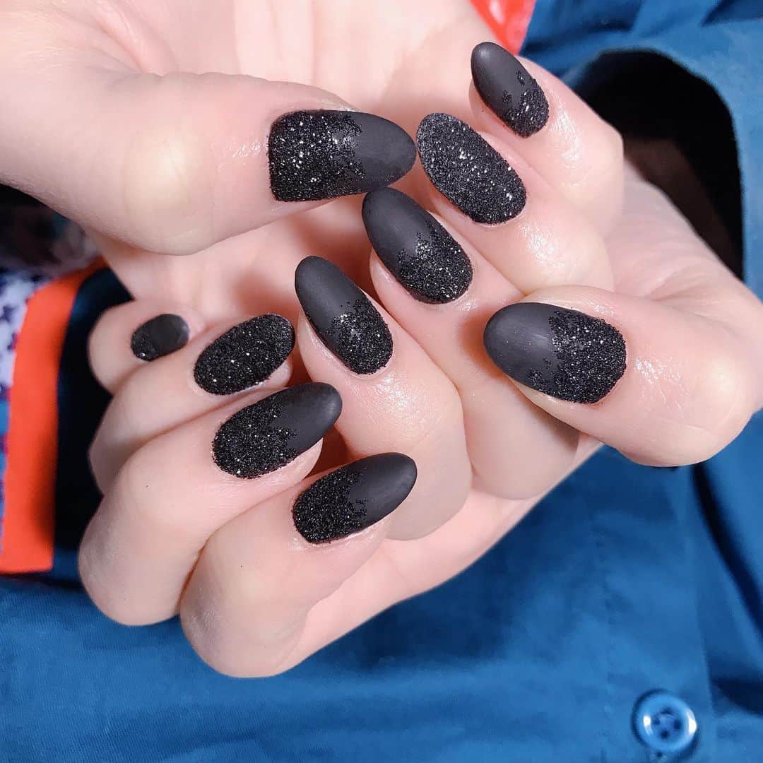 なかやまちえこのインスタグラム：「マットブラック💫 #nail #nails #nailart #ネイル #美甲 #ネイルアート  #clou #nagel #ongle #ongles #unghia #japanesenailart #manucure #네일 #젤네일 #네일아트 #네일리스트 #matnails #マットネイル #blacknails #黒ネイル #グリッターネイル #ラメネイル #glitternails #新垣里沙 さん」