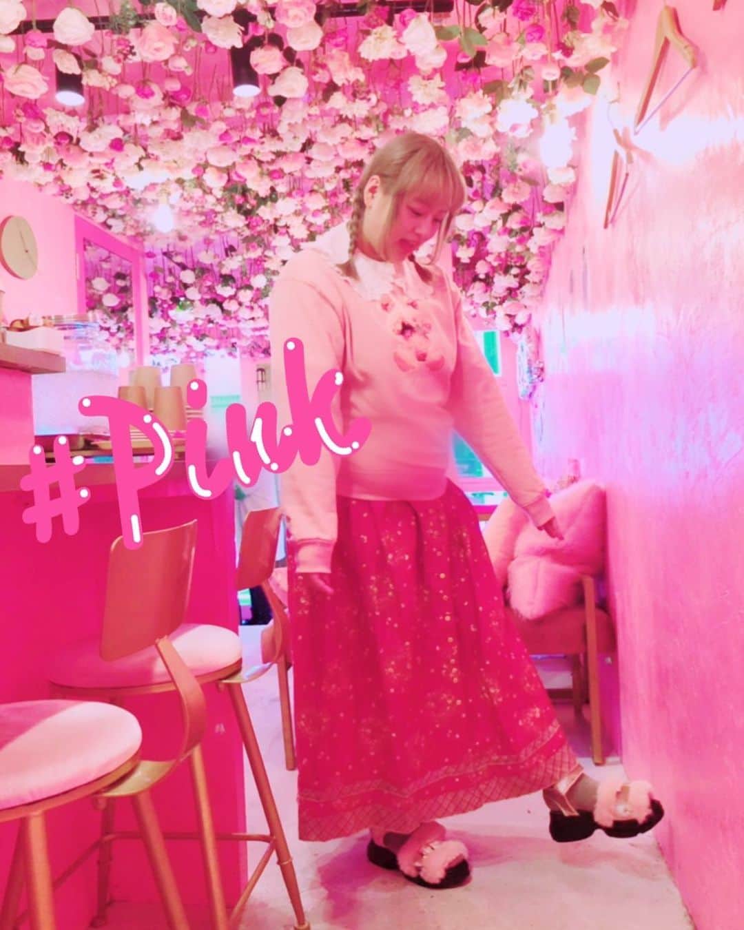 のインスタグラム：「💖🦄💖🦄🍓🦄💖🦄💖🦄💖🍓 . ピンク欲その⑤ 今日はケティとピンクハウス🍓🍓🍓 . . こんど購入品紹介動画撮ります💖 . . . #インスタ映え #映え #ピンク #pink #fashion #japanesekawaii #pinkrose #makeup #instagood #cute #love #かわいい #instalike #follow #カフェ #cafe #japan #lunch #harajukufashion #浅草 #ピンク好きにはたまらない #asakusa #ピンク好き #お洒落さんと繋がりたい #今日のファッション #女子力up #mama #ピンク好きすぎる #今日のコーデ #ピンク好きな人と繋がりたい」