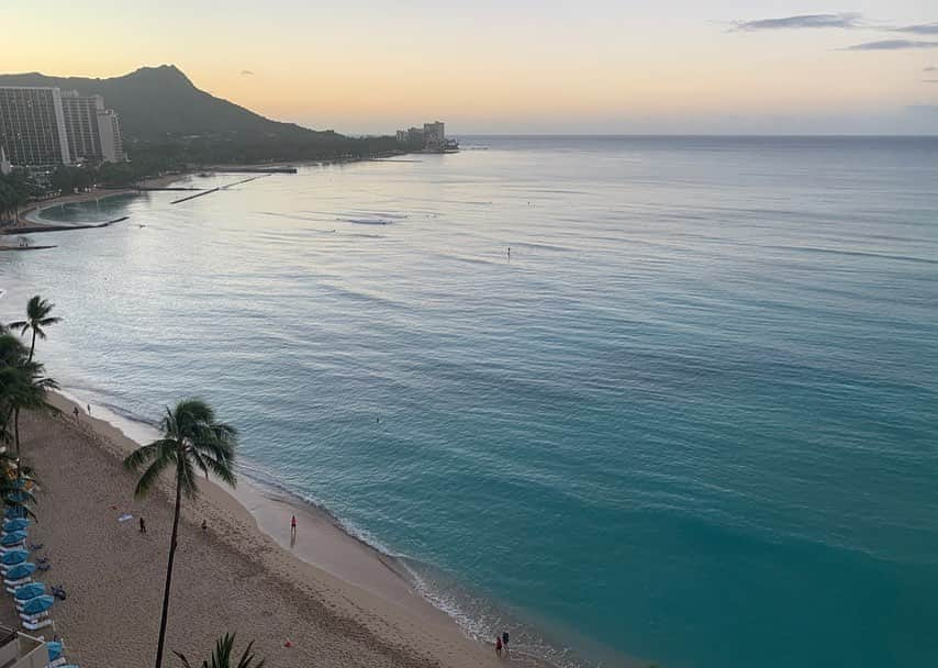 Remiさんのインスタグラム写真 - (RemiInstagram)「seat of the day😎💯 @outriggerwaikiki  ハワイに来たらやっぱりビーチフロントのホテルに泊まりたい🏖✨ 今回最初に泊まったのは、アウトリガーワイキキ🐚 ワイキキビーチの中心で、一面のオーシャンビューやダイヤモンドヘッドビューが楽しめるお部屋😍 加工なしでこのブルー💙  以前別のアウトリガーに泊まり、そのファミリー感溢れるハワイアンスタイルのおもてなしのファンに💓 今回も快適ステイとアクティビティを体験したので、また　@lovetabi_travel 記事でご紹介します✍️♪ . . .  #アウトリガーワイキキ#ハワイ  #ワイキキ #ホテル　#オーシャンビュー#OutriggerWaikiki #outriggerwaikikibeachresort #outrigger #waikiki #hawaii #hotel #resort #hotelsnresorts #bestplacetogo #bestvacations #lovetabi #lovetabimama #lovetabi_hawaii」12月20日 20時19分 - remi_912