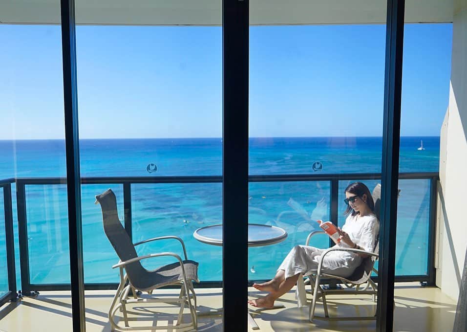Remiさんのインスタグラム写真 - (RemiInstagram)「seat of the day😎💯 @outriggerwaikiki  ハワイに来たらやっぱりビーチフロントのホテルに泊まりたい🏖✨ 今回最初に泊まったのは、アウトリガーワイキキ🐚 ワイキキビーチの中心で、一面のオーシャンビューやダイヤモンドヘッドビューが楽しめるお部屋😍 加工なしでこのブルー💙  以前別のアウトリガーに泊まり、そのファミリー感溢れるハワイアンスタイルのおもてなしのファンに💓 今回も快適ステイとアクティビティを体験したので、また　@lovetabi_travel 記事でご紹介します✍️♪ . . .  #アウトリガーワイキキ#ハワイ  #ワイキキ #ホテル　#オーシャンビュー#OutriggerWaikiki #outriggerwaikikibeachresort #outrigger #waikiki #hawaii #hotel #resort #hotelsnresorts #bestplacetogo #bestvacations #lovetabi #lovetabimama #lovetabi_hawaii」12月20日 20時19分 - remi_912