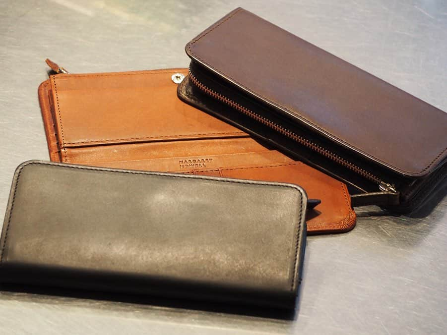 B JIRUSHI YOSHIDAさんのインスタグラム写真 - (B JIRUSHI YOSHIDAInstagram)「【REARRIVAL】 〈MARGARET HOWELL×PORTER〉 "LEATHER WALLET , CARD COIN CASE" ・ MARGARET HOWELL×PORTERより、昨シーズンから人気のレザーロングウォレット、二つ折りウォレット、コインカードケースが再入荷。 ・ 本シリーズは程よくオイルを染み込ませたレザーを使用。使い込むことで美しいツヤが楽しめる仕様。 ・ ウォレット2型のファスナーには、上品な輝きのあるエクセラファスナーを使用。 カードコインケースは、キャッシュレス化に最適なミニウォレットとしてもご使用いただけます。 ・ シンプルながら洗練されたデザインで老若男女から愛されるレザー小物シリーズです。 ・ COLOR:BLACK,BROWN,KHAKI [LONG WALLET]¥30,000+TAX [WALLET]¥26,000+TAX [COIN CARD CASE]¥15,000+TAX  #bjirushiyoshida #B印YOSHIDA #代官山 #daikanyama #TOKYO #BEAMS #ビームス #yoshidakaban #吉田カバン #ポーター  #porter #비지루시요시다 #도쿄 #다이칸야마 #빔스 #빔즈 #포터 #데일리룩 #지갑 #b印yoshidalineup  #margarethowell」12月20日 20時21分 - bjirushiyoshida