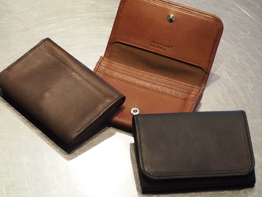 B JIRUSHI YOSHIDAさんのインスタグラム写真 - (B JIRUSHI YOSHIDAInstagram)「【REARRIVAL】 〈MARGARET HOWELL×PORTER〉 "LEATHER WALLET , CARD COIN CASE" ・ MARGARET HOWELL×PORTERより、昨シーズンから人気のレザーロングウォレット、二つ折りウォレット、コインカードケースが再入荷。 ・ 本シリーズは程よくオイルを染み込ませたレザーを使用。使い込むことで美しいツヤが楽しめる仕様。 ・ ウォレット2型のファスナーには、上品な輝きのあるエクセラファスナーを使用。 カードコインケースは、キャッシュレス化に最適なミニウォレットとしてもご使用いただけます。 ・ シンプルながら洗練されたデザインで老若男女から愛されるレザー小物シリーズです。 ・ COLOR:BLACK,BROWN,KHAKI [LONG WALLET]¥30,000+TAX [WALLET]¥26,000+TAX [COIN CARD CASE]¥15,000+TAX  #bjirushiyoshida #B印YOSHIDA #代官山 #daikanyama #TOKYO #BEAMS #ビームス #yoshidakaban #吉田カバン #ポーター  #porter #비지루시요시다 #도쿄 #다이칸야마 #빔스 #빔즈 #포터 #데일리룩 #지갑 #b印yoshidalineup  #margarethowell」12月20日 20時21分 - bjirushiyoshida