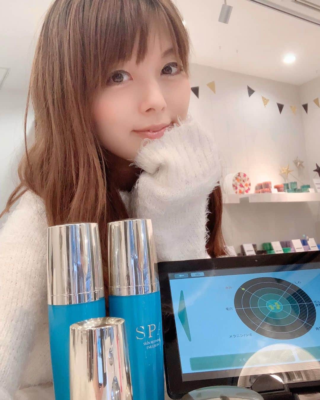 のインスタグラム：「銀座店に本店がオープンしたということで先日花印HANAJIRUSHIさんへ行ってきました🌸 * * 海外で大人気ブランドだけど純日本製でお肌に優しいコスメがお手頃の値段で購入できるんだよ♡ * * 更に無料で肌診断してもらえたり、お肌に合ったサンプルがもらえたり、なんと全商品お試しできるというありがたいサービス💓 * * さっそく診断してもらったのですが結果は… 油分水分ともに最低レベル💦 毛穴やメラニンレベルは問題無しでした💓 * 最後にはお肌にあったサンプルを いただきました☺💓 * 使ってみて合うようだったらリピート予定🌟 ぜひ皆様も行ってみてくださいね¨̮♡︎ * #クレンジングローション #花印銀座店 #HANAJIRRUSHI #花印 #HANAJIRUSHI #化粧品 #敏感肌 #日本製ZA #時短 #スキンケア #乾燥肌 #乾燥肌対策 #銀座 #美容 #beauty #cosme @hanajirushi_jp」