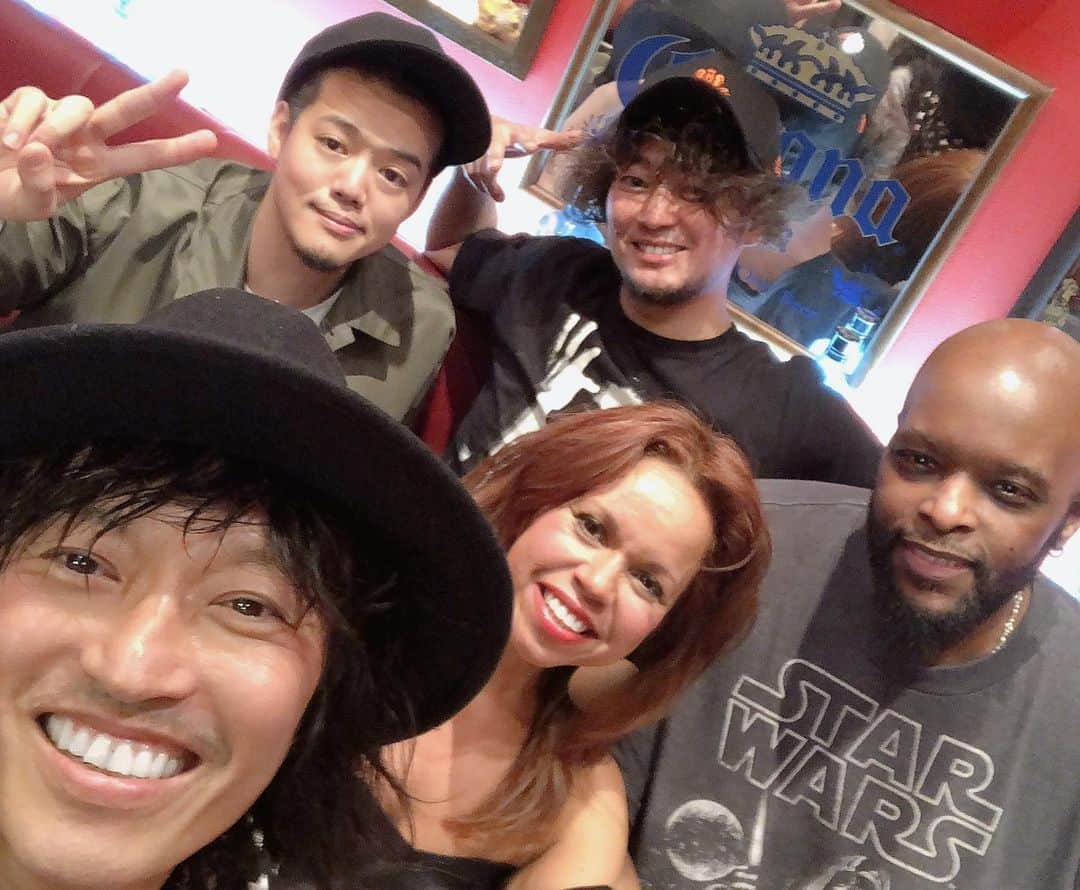 日野賢二さんのインスタグラム写真 - (日野賢二Instagram)「Scenes From last last night! hadows day 2!! Thanx to Tahirih, Jay, Satoshi, Jun for their creative musicology&Love! it was a blast! Bye bye black bird, my funny valentine, Fly me to the moon, Silent night, All I want for Christmas, I'll be there, Etc.. Watching Tahirih’s Daughter Sky&My Son Rayray getting along,! Satoshi taking RayRay for walks and Arcade ! and I won't forget da wonderful staff of Hadows;  Great hospitality & unconditional love to us and day customers! Blessings! Happy holidays to Awol!!」12月20日 20時23分 - jinobass