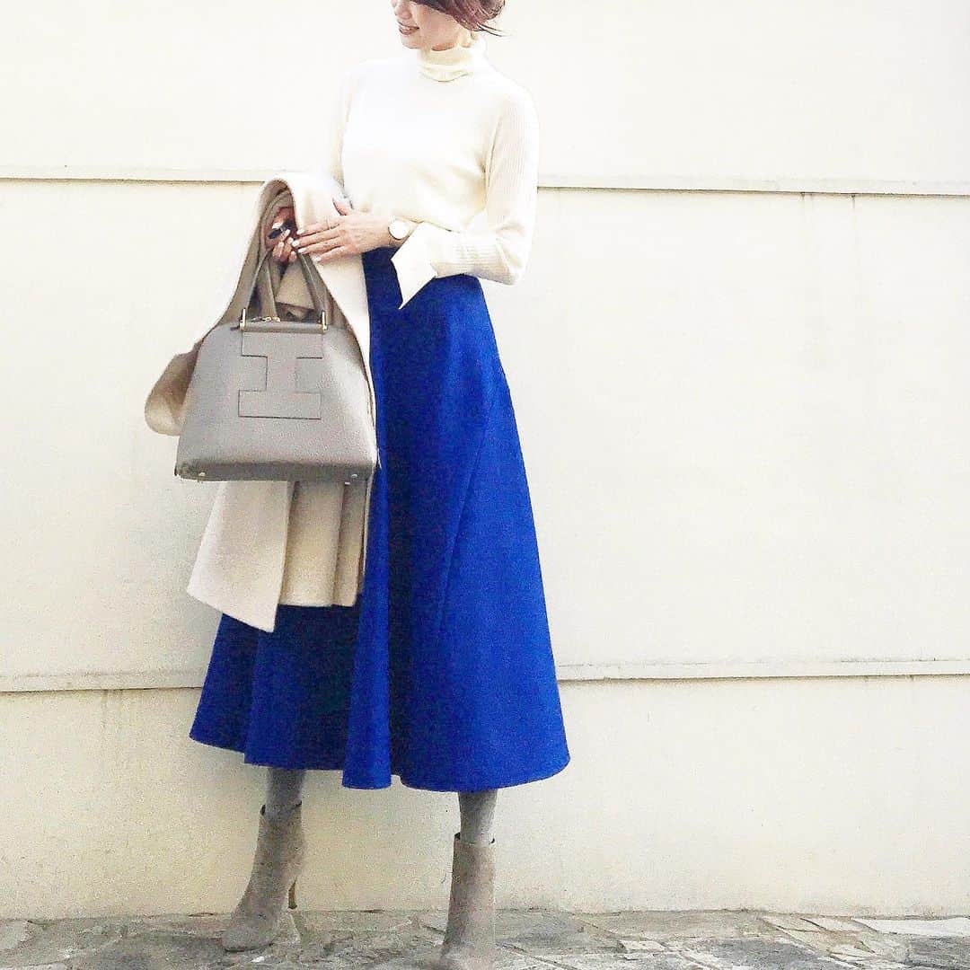 Mica Taniguchiさんのインスタグラム写真 - (Mica TaniguchiInstagram)「. grege/blue/off white オフホワイトのニットとコートで、 ブルーを似合うに変身💫 . 美しいブルーのスカートは @styledeli_official . 色はどんな色も楽しめます♡ でもそれは軸色を分かってから！ . メイク、髪色、アクセサリーは、 しっかり似合うものに… ゆっくりとお客様と楽しんでいきたいなぁ〜 と思ってます✨ . . 今週もお疲れさまでした♡ . . knit @aquascutum_whitelabel #aquascutumwhitelabel  skirt @styledeli_official #styledeli  bag @iacucci_jp #iacucci  boots @pellico_japan #pellico」12月20日 20時33分 - mica_taniguchi