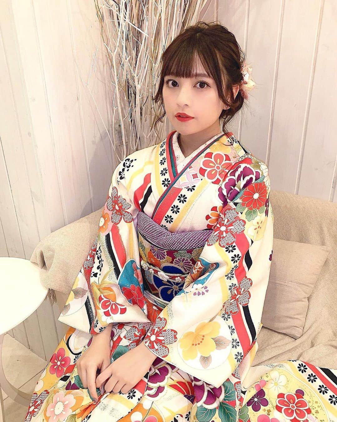 廣川奈々聖のインスタグラム：「成人式の前撮りをしました！💐﻿ ﻿ ﻿ ﻿ 人生で1回しかないこのときに﻿ かわいい振袖を着られて 綺麗にしてもらえて幸せだ〜﻿ ﻿ ﻿ ﻿ ヘアアレンジは理想の形にしてもらえて﻿ ドライフラワーも全体にあってすっごくかわいいの！﻿ ずっと写真見ちゃう〜(;o;)嬉しいな〜﻿ ﻿ ﻿ ﻿ ﻿ パパにLINEで振袖の写真送ったら﻿、 そんなこと普段言わないパパから珍しく﻿ ｢なかなか よかったよ！｣ってびっくりした☺勝った（笑）﻿ ﻿ ﻿ ﻿ 撮ってもらった写真はまたそのうち！﻿ ﻿ 一生の思い出になったのでした💐❤︎﻿ ﻿ ﻿ ﻿ ﻿ ﻿ ﻿#成人式 #振袖前撮り #ヘアセット」