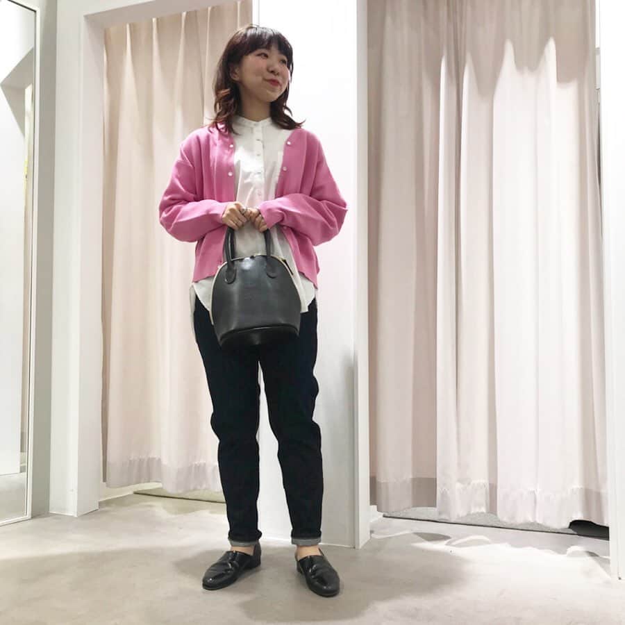 のインスタグラム：「・ ・ こんばんは！ 本格的に外は寒くなってきましたが、 カラフルなカラーが春らしいニットシリーズ 入荷しております！ ・ ・ こちらのカーディガンは、ボタンの並び方がポイントで、 開けても閉めても可愛いく着て頂けます◎ ・ また、コットン100%なのでオールシーズンお使い頂けて、 肌ざわりも滑らかで気持ちいい素材です☺️ ・ Vネックの他に、クルーネックカーディガンと、ポロニット  の形もご用意しております◯ ・ カラー展開も６色あるので、 お好きな色を探しに是非見にいらして下さい✨ ・ ・ スムース編み Vネックカーディガン ¥7,900＋tax ・ スムース編み クルーネックカーディガン ¥6,900＋tax ・ スムース編み ポロシャツ ¥6,900＋tax シロ／グレー／ピンク／グリーン／ネイビー／ブルー ・ ・ #parici #parici_shop #pariciklassisk_shop #ambidex」