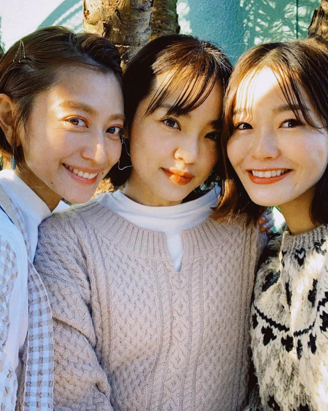 猪鼻ちひろのインスタグラム：「🧑🏻‍🦰👩🏻‍🦰🧑🏻 あ〜だいすき❣️ いつも最後の最後までお喋りが止まらない、、、 次はお泊まりが良いのではなかろうか🤔 #良いお年を #って言ってバイバイするの #年末 #感じるなぁ #忘年会 #えみりあみちひろ ←っていうLINE名 #ちひろのお洋服 #ブログ更新したよ！」