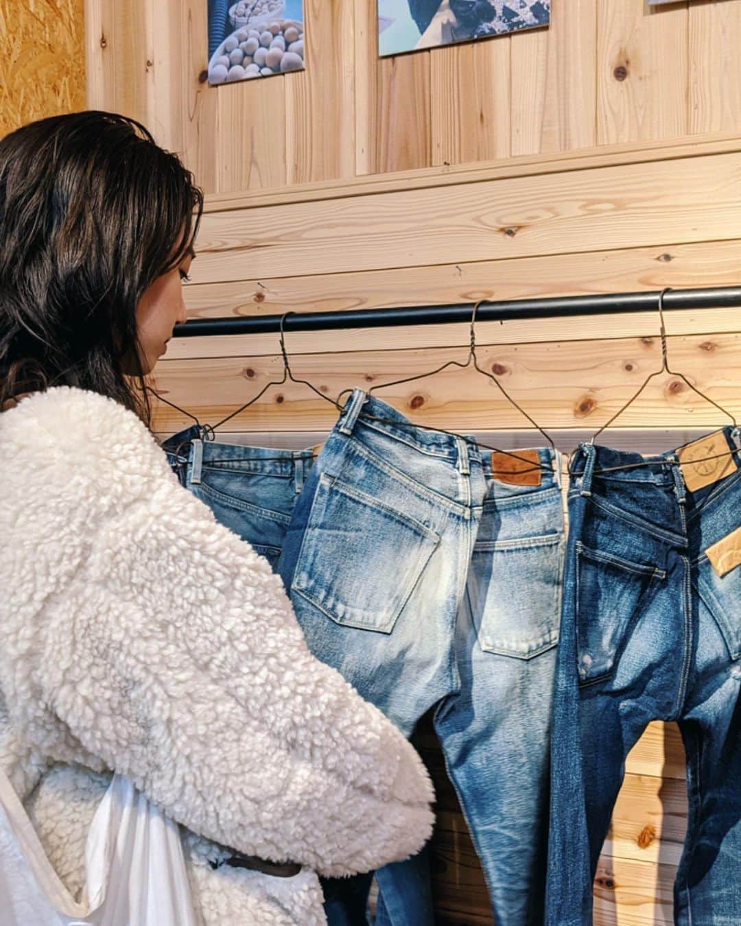 Shiho Sasakiのインスタグラム：「今日は神奈川にあるデニム工場 SAABさんに見学に行ってきました👖 MOUSSYのデニムは前から大好きだけど、今日でさらに好きになった✨ 店頭に並ぶまで、こんなに工程があって、こんなに沢山の人が携わっているんだなぁと感動💭 ダメージ加工を入れる作業とかも体験させて頂いたので 詳しくは月曜日のofficial blogに更新したいと思います✅ #MOUSSY#MOUSSYJEANS#SAAB#pixelで撮影#team_pixel#baroque_pixel」