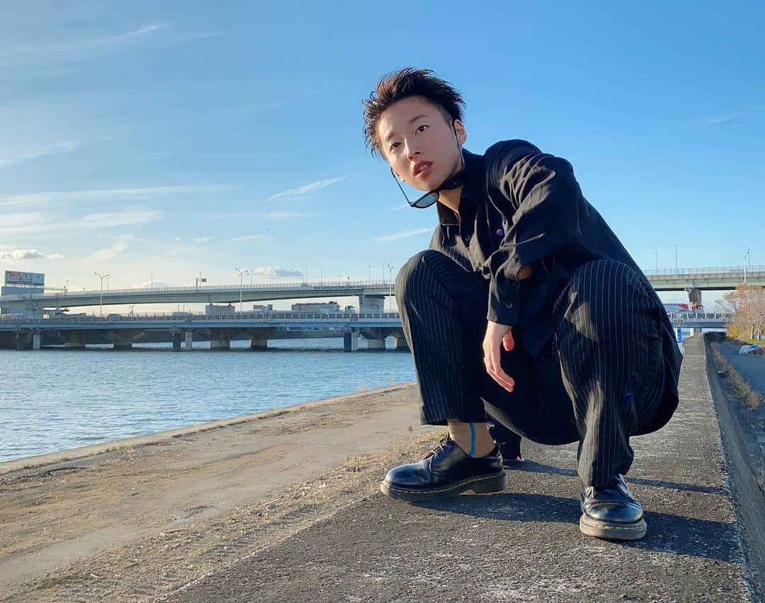 ひなたさんのインスタグラム写真 - (ひなたInstagram)「今日はセットアップに合わせて珍しくオールでバックにしてみました(˶ ̇ ̵ ̇˶ )  最近気温が上がったり下がったりで天気が情緒不安定。  雨が降ったあとの晴れはめちゃくちゃ気持ちいいし雨が降り続くことはたぶんないしなぁ  雨の日がすき。  雨雲のせいで薄暗くなった部屋の中でなんの罪悪感にも囚われずに見る映画がすきやし、ちょっとぼわんと感じる匂いも音もすき。 なによりも雨の後のカラッと乾いた晴れがすき。 え、結局晴れがすきなん？笑 いや、きっと雨があるから晴れも好きなんやな。  あなたは雨の日すきですか？  ひなはオムライスがすき♡  てかさ、そもそも別に最近雨降ってなくない？笑  #今日は事典から支離滅裂のページを破いた日」12月20日 20時51分 - imomuhi_nata
