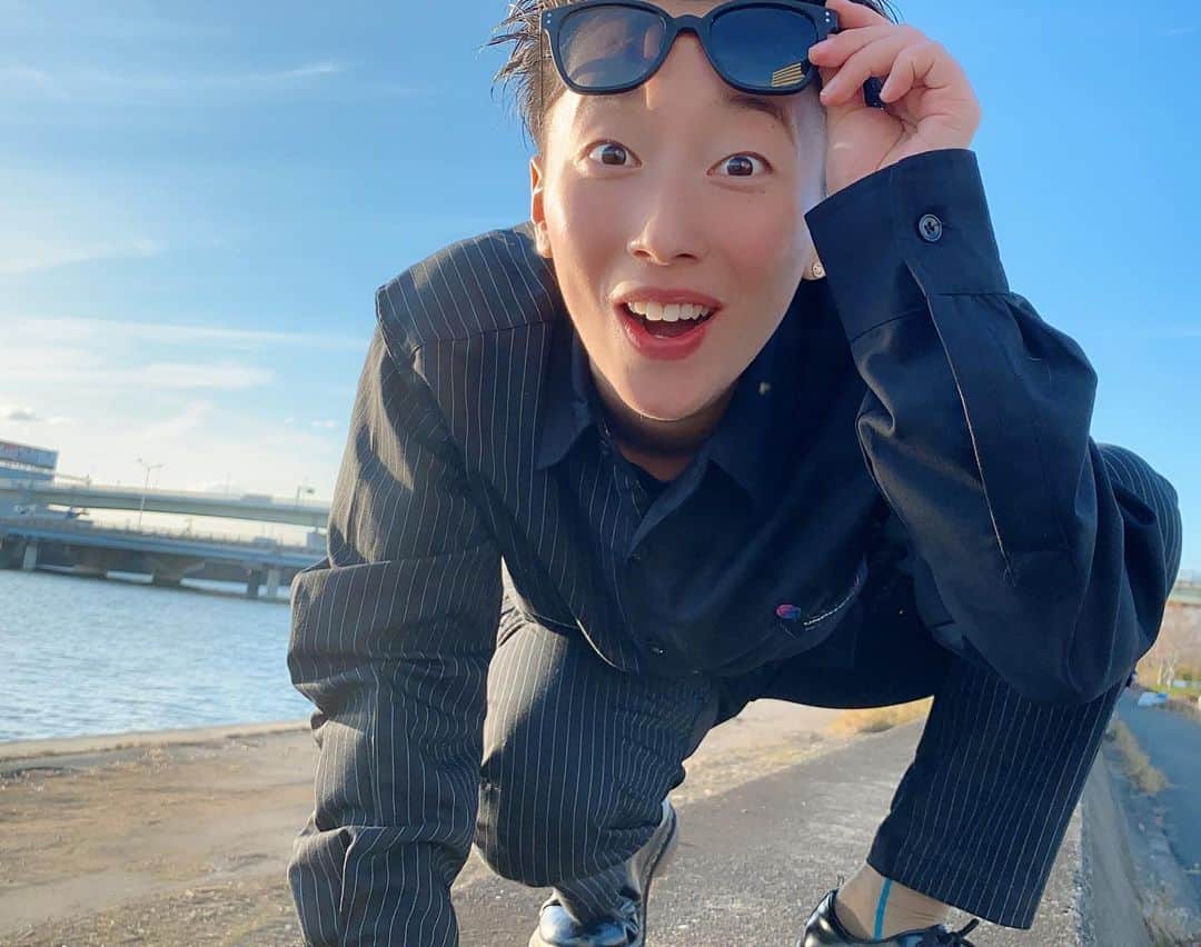 ひなたさんのインスタグラム写真 - (ひなたInstagram)「今日はセットアップに合わせて珍しくオールでバックにしてみました(˶ ̇ ̵ ̇˶ )  最近気温が上がったり下がったりで天気が情緒不安定。  雨が降ったあとの晴れはめちゃくちゃ気持ちいいし雨が降り続くことはたぶんないしなぁ  雨の日がすき。  雨雲のせいで薄暗くなった部屋の中でなんの罪悪感にも囚われずに見る映画がすきやし、ちょっとぼわんと感じる匂いも音もすき。 なによりも雨の後のカラッと乾いた晴れがすき。 え、結局晴れがすきなん？笑 いや、きっと雨があるから晴れも好きなんやな。  あなたは雨の日すきですか？  ひなはオムライスがすき♡  てかさ、そもそも別に最近雨降ってなくない？笑  #今日は事典から支離滅裂のページを破いた日」12月20日 20時51分 - imomuhi_nata