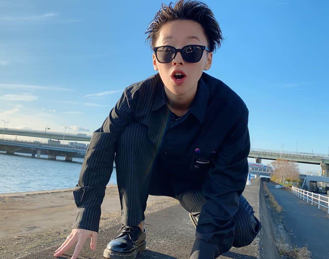ひなたさんのインスタグラム写真 - (ひなたInstagram)「今日はセットアップに合わせて珍しくオールでバックにしてみました(˶ ̇ ̵ ̇˶ )  最近気温が上がったり下がったりで天気が情緒不安定。  雨が降ったあとの晴れはめちゃくちゃ気持ちいいし雨が降り続くことはたぶんないしなぁ  雨の日がすき。  雨雲のせいで薄暗くなった部屋の中でなんの罪悪感にも囚われずに見る映画がすきやし、ちょっとぼわんと感じる匂いも音もすき。 なによりも雨の後のカラッと乾いた晴れがすき。 え、結局晴れがすきなん？笑 いや、きっと雨があるから晴れも好きなんやな。  あなたは雨の日すきですか？  ひなはオムライスがすき♡  てかさ、そもそも別に最近雨降ってなくない？笑  #今日は事典から支離滅裂のページを破いた日」12月20日 20時51分 - imomuhi_nata