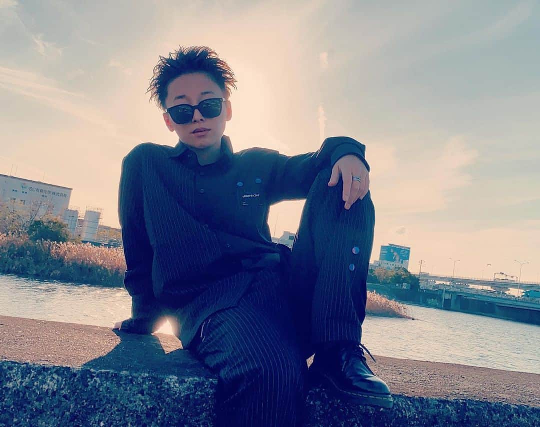 ひなたさんのインスタグラム写真 - (ひなたInstagram)「今日はセットアップに合わせて珍しくオールでバックにしてみました(˶ ̇ ̵ ̇˶ )  最近気温が上がったり下がったりで天気が情緒不安定。  雨が降ったあとの晴れはめちゃくちゃ気持ちいいし雨が降り続くことはたぶんないしなぁ  雨の日がすき。  雨雲のせいで薄暗くなった部屋の中でなんの罪悪感にも囚われずに見る映画がすきやし、ちょっとぼわんと感じる匂いも音もすき。 なによりも雨の後のカラッと乾いた晴れがすき。 え、結局晴れがすきなん？笑 いや、きっと雨があるから晴れも好きなんやな。  あなたは雨の日すきですか？  ひなはオムライスがすき♡  てかさ、そもそも別に最近雨降ってなくない？笑  #今日は事典から支離滅裂のページを破いた日」12月20日 20時51分 - imomuhi_nata