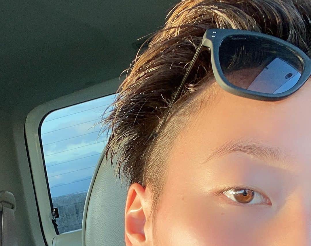 ひなたさんのインスタグラム写真 - (ひなたInstagram)「今日はセットアップに合わせて珍しくオールでバックにしてみました(˶ ̇ ̵ ̇˶ )  最近気温が上がったり下がったりで天気が情緒不安定。  雨が降ったあとの晴れはめちゃくちゃ気持ちいいし雨が降り続くことはたぶんないしなぁ  雨の日がすき。  雨雲のせいで薄暗くなった部屋の中でなんの罪悪感にも囚われずに見る映画がすきやし、ちょっとぼわんと感じる匂いも音もすき。 なによりも雨の後のカラッと乾いた晴れがすき。 え、結局晴れがすきなん？笑 いや、きっと雨があるから晴れも好きなんやな。  あなたは雨の日すきですか？  ひなはオムライスがすき♡  てかさ、そもそも別に最近雨降ってなくない？笑  #今日は事典から支離滅裂のページを破いた日」12月20日 20時51分 - imomuhi_nata