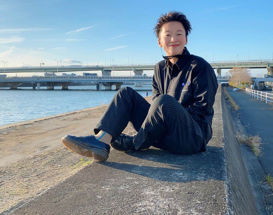 ひなたさんのインスタグラム写真 - (ひなたInstagram)「今日はセットアップに合わせて珍しくオールでバックにしてみました(˶ ̇ ̵ ̇˶ )  最近気温が上がったり下がったりで天気が情緒不安定。  雨が降ったあとの晴れはめちゃくちゃ気持ちいいし雨が降り続くことはたぶんないしなぁ  雨の日がすき。  雨雲のせいで薄暗くなった部屋の中でなんの罪悪感にも囚われずに見る映画がすきやし、ちょっとぼわんと感じる匂いも音もすき。 なによりも雨の後のカラッと乾いた晴れがすき。 え、結局晴れがすきなん？笑 いや、きっと雨があるから晴れも好きなんやな。  あなたは雨の日すきですか？  ひなはオムライスがすき♡  てかさ、そもそも別に最近雨降ってなくない？笑  #今日は事典から支離滅裂のページを破いた日」12月20日 20時51分 - imomuhi_nata