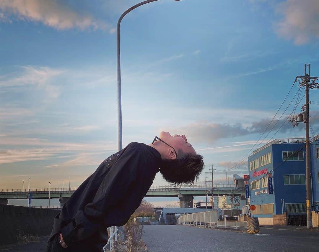 ひなたさんのインスタグラム写真 - (ひなたInstagram)「今日はセットアップに合わせて珍しくオールでバックにしてみました(˶ ̇ ̵ ̇˶ )  最近気温が上がったり下がったりで天気が情緒不安定。  雨が降ったあとの晴れはめちゃくちゃ気持ちいいし雨が降り続くことはたぶんないしなぁ  雨の日がすき。  雨雲のせいで薄暗くなった部屋の中でなんの罪悪感にも囚われずに見る映画がすきやし、ちょっとぼわんと感じる匂いも音もすき。 なによりも雨の後のカラッと乾いた晴れがすき。 え、結局晴れがすきなん？笑 いや、きっと雨があるから晴れも好きなんやな。  あなたは雨の日すきですか？  ひなはオムライスがすき♡  てかさ、そもそも別に最近雨降ってなくない？笑  #今日は事典から支離滅裂のページを破いた日」12月20日 20時51分 - imomuhi_nata