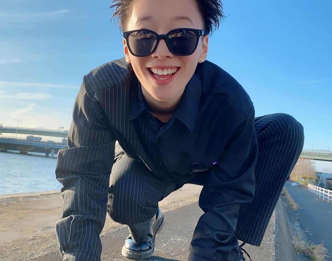 ひなたさんのインスタグラム写真 - (ひなたInstagram)「今日はセットアップに合わせて珍しくオールでバックにしてみました(˶ ̇ ̵ ̇˶ )  最近気温が上がったり下がったりで天気が情緒不安定。  雨が降ったあとの晴れはめちゃくちゃ気持ちいいし雨が降り続くことはたぶんないしなぁ  雨の日がすき。  雨雲のせいで薄暗くなった部屋の中でなんの罪悪感にも囚われずに見る映画がすきやし、ちょっとぼわんと感じる匂いも音もすき。 なによりも雨の後のカラッと乾いた晴れがすき。 え、結局晴れがすきなん？笑 いや、きっと雨があるから晴れも好きなんやな。  あなたは雨の日すきですか？  ひなはオムライスがすき♡  てかさ、そもそも別に最近雨降ってなくない？笑  #今日は事典から支離滅裂のページを破いた日」12月20日 20時51分 - imomuhi_nata