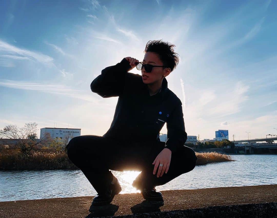 ひなたさんのインスタグラム写真 - (ひなたInstagram)「今日はセットアップに合わせて珍しくオールでバックにしてみました(˶ ̇ ̵ ̇˶ )  最近気温が上がったり下がったりで天気が情緒不安定。  雨が降ったあとの晴れはめちゃくちゃ気持ちいいし雨が降り続くことはたぶんないしなぁ  雨の日がすき。  雨雲のせいで薄暗くなった部屋の中でなんの罪悪感にも囚われずに見る映画がすきやし、ちょっとぼわんと感じる匂いも音もすき。 なによりも雨の後のカラッと乾いた晴れがすき。 え、結局晴れがすきなん？笑 いや、きっと雨があるから晴れも好きなんやな。  あなたは雨の日すきですか？  ひなはオムライスがすき♡  てかさ、そもそも別に最近雨降ってなくない？笑  #今日は事典から支離滅裂のページを破いた日」12月20日 20時51分 - imomuhi_nata