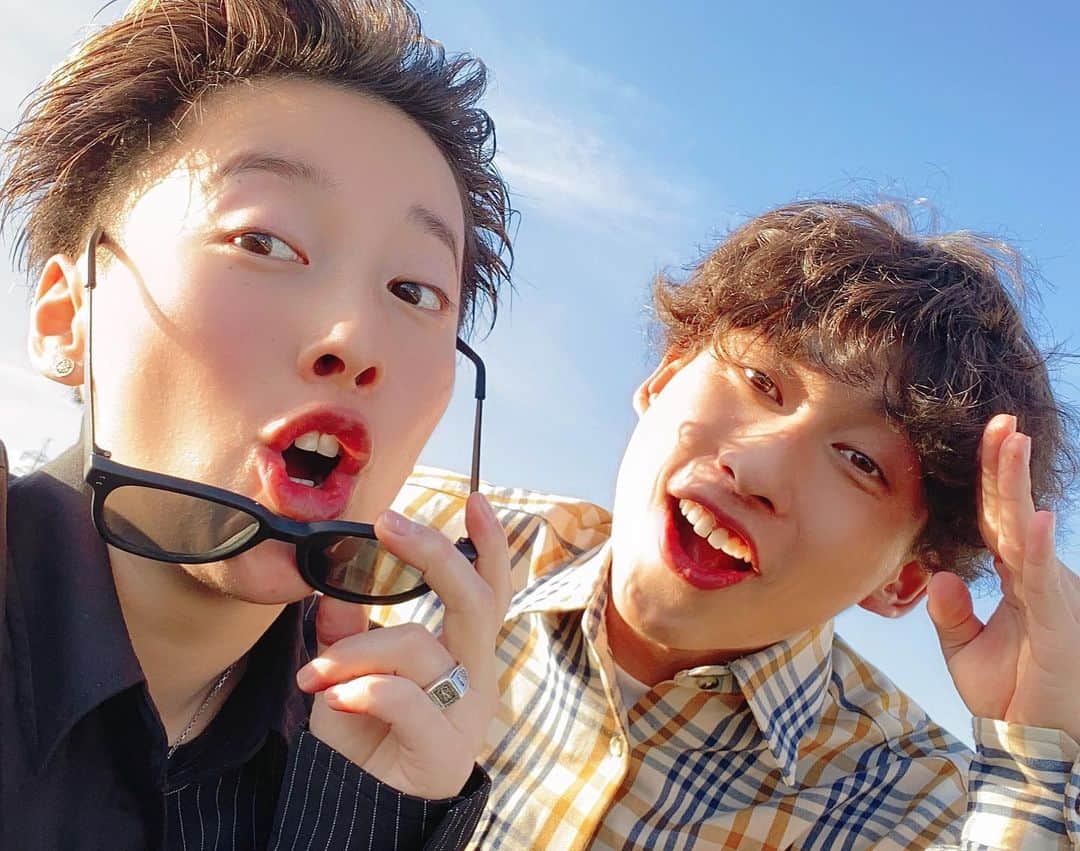 ひなたさんのインスタグラム写真 - (ひなたInstagram)「今日はセットアップに合わせて珍しくオールでバックにしてみました(˶ ̇ ̵ ̇˶ )  最近気温が上がったり下がったりで天気が情緒不安定。  雨が降ったあとの晴れはめちゃくちゃ気持ちいいし雨が降り続くことはたぶんないしなぁ  雨の日がすき。  雨雲のせいで薄暗くなった部屋の中でなんの罪悪感にも囚われずに見る映画がすきやし、ちょっとぼわんと感じる匂いも音もすき。 なによりも雨の後のカラッと乾いた晴れがすき。 え、結局晴れがすきなん？笑 いや、きっと雨があるから晴れも好きなんやな。  あなたは雨の日すきですか？  ひなはオムライスがすき♡  てかさ、そもそも別に最近雨降ってなくない？笑  #今日は事典から支離滅裂のページを破いた日」12月20日 20時51分 - imomuhi_nata