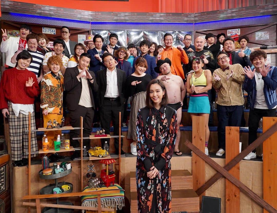 日本テレビ「ウチのガヤがすみません！」のインスタグラム：「2019年最後の‼️➡️👆好きな人を見つけたらコメント欄に❤️を残してね😘（名指しも歓迎🎉絵文字のみも🙆‍♀️） 【12/21(土)21:20〜💫ゴールデンSP💫】のゲストに… #桐谷美玲 さん😆💕 . アート芸人が集結👨🏻‍🎨‼️ ゲストの『桐谷美玲さん』を モチーフにオリジナルのアート作品を制作✂️🖍 💸高額落札作品続出💸🤭💥😲💥😆🎉 . 【見どころ👀✨】 チョコプラ長田さんが『陶芸 ×インテリア 』作品で高額落札を目指します💪🔥 芸人になる前に陶芸教室で3年間先生をしていた長田さん😎その確かな腕前にもご注目くださいっ❣️ . もう中学生さんがダンボール📦を使って 『桐谷美玲が愛してやまない●●』を巨大に再現🐶✨‼️ . 二度目の参戦🛡⚡️ビニールテープ アートを得意とする芸人・ずが☆こうさくが 『桐谷美玲×名画』をテーマにマスキングテープ で描く絵🖼に桐谷さん感激👩🏻‍🦰💖 . 【12/21(土)21:20〜】見てくださいっ🙌 ↑⚠️土曜日ですよ‼️ . #ウチのガヤがすみません #ウチガヤ  #豪華ゲストとガヤ芸人 #芸人 . （１列目左から） #尼神インター #チョコレートプラネット #りんごちゃん #ハリウッドザコシショウ #フワちゃん #なすなかにし #インポッシブル #相席スタート #ボンざわーるど #ティモンディ #鬼越トマホーク #Mrシャチホコ #天才ピアニストますみ #みなみかわ  #ずがこうさく #もう中学生 #3時のヒロイン #新作のハーモニカ #まちゅ #ハリウリサ」