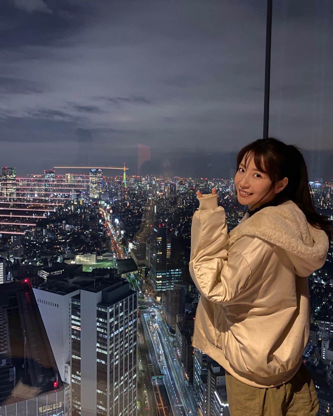 中川杏奈さんのインスタグラム写真 - (中川杏奈Instagram)「先日行った渋谷スクランブルスクエアの展望台😻 屋上になってて寒かったけどすっごく綺麗だった✨✨ まさに近未来な演出がいっぱいで楽しめました*\(^o^)/* 夜はデートにぴったりという感じで、周りはカップルだらけでした♡ みづきのiPhone11プロの方がやっぱり写真が綺麗！ : #iPhone11pro #iPhoneポートレート #ポートレート  #portrait #portraitphotography  #渋谷スカイ #展望台 #屋上 #渋谷展望台 #高所恐怖症  #渋谷スクランブルスクエア  #tokyo #shibuya #shibuyascramblesquare #shibuyastation #shibuyasky」12月20日 20時44分 - annanakagawa0228