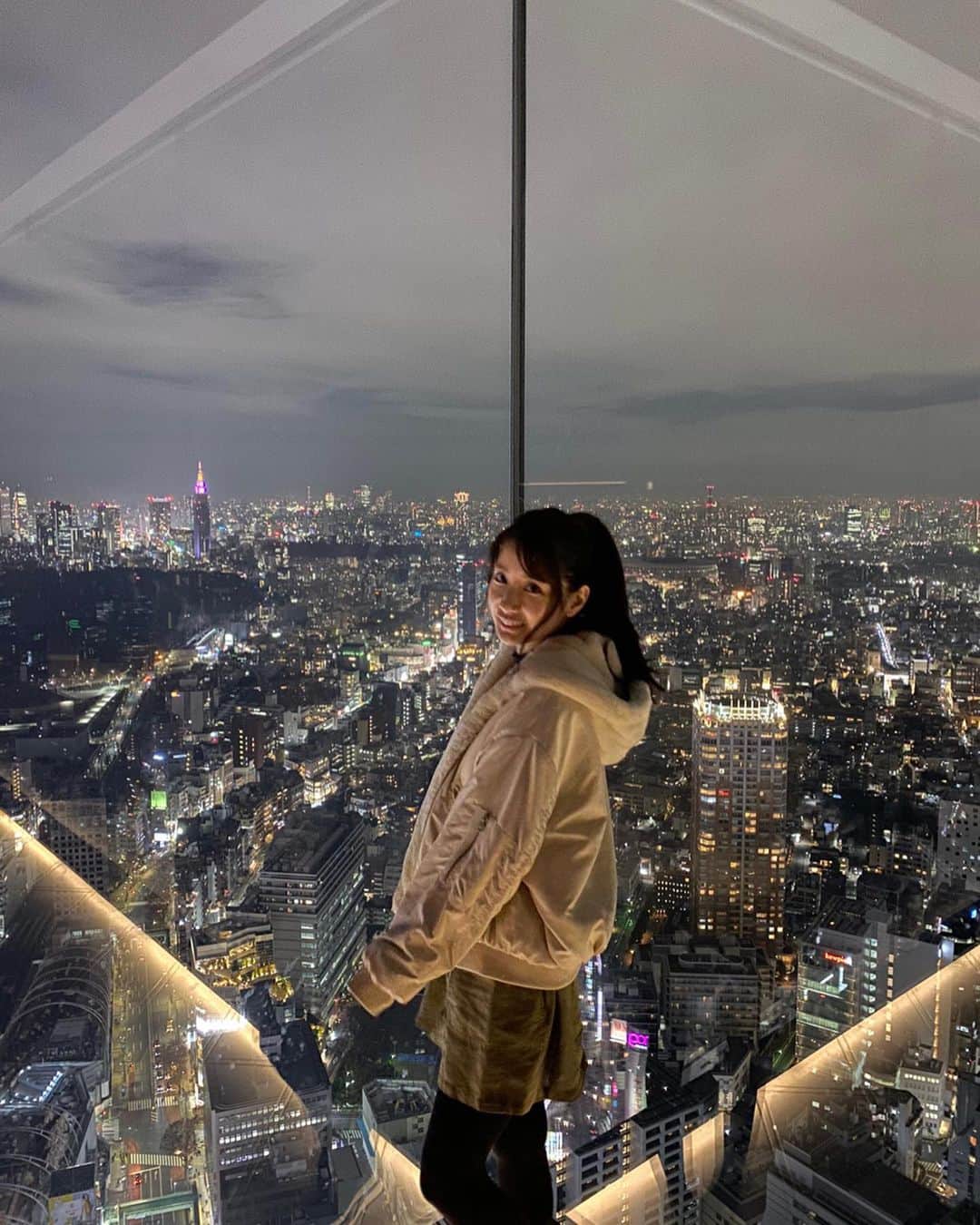 中川杏奈さんのインスタグラム写真 - (中川杏奈Instagram)「先日行った渋谷スクランブルスクエアの展望台😻 屋上になってて寒かったけどすっごく綺麗だった✨✨ まさに近未来な演出がいっぱいで楽しめました*\(^o^)/* 夜はデートにぴったりという感じで、周りはカップルだらけでした♡ みづきのiPhone11プロの方がやっぱり写真が綺麗！ : #iPhone11pro #iPhoneポートレート #ポートレート  #portrait #portraitphotography  #渋谷スカイ #展望台 #屋上 #渋谷展望台 #高所恐怖症  #渋谷スクランブルスクエア  #tokyo #shibuya #shibuyascramblesquare #shibuyastation #shibuyasky」12月20日 20時44分 - annanakagawa0228