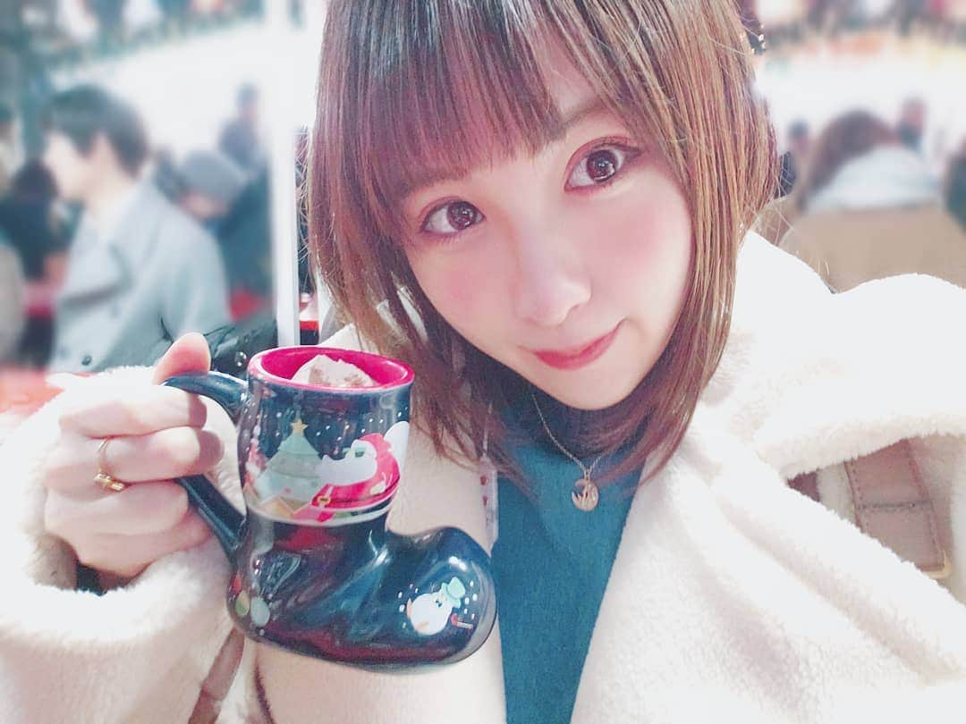 小田桐奈々さんのインスタグラム写真 - (小田桐奈々Instagram)「寒いお外で飲むホットなドリンク とってもおいしい…🎄🎅 * * #冬です #ホットチョコレート #マシュマロはいってた #うれしい #クリスマスマーケット #夏のラーメンも好き」12月20日 20時47分 - odagirinana