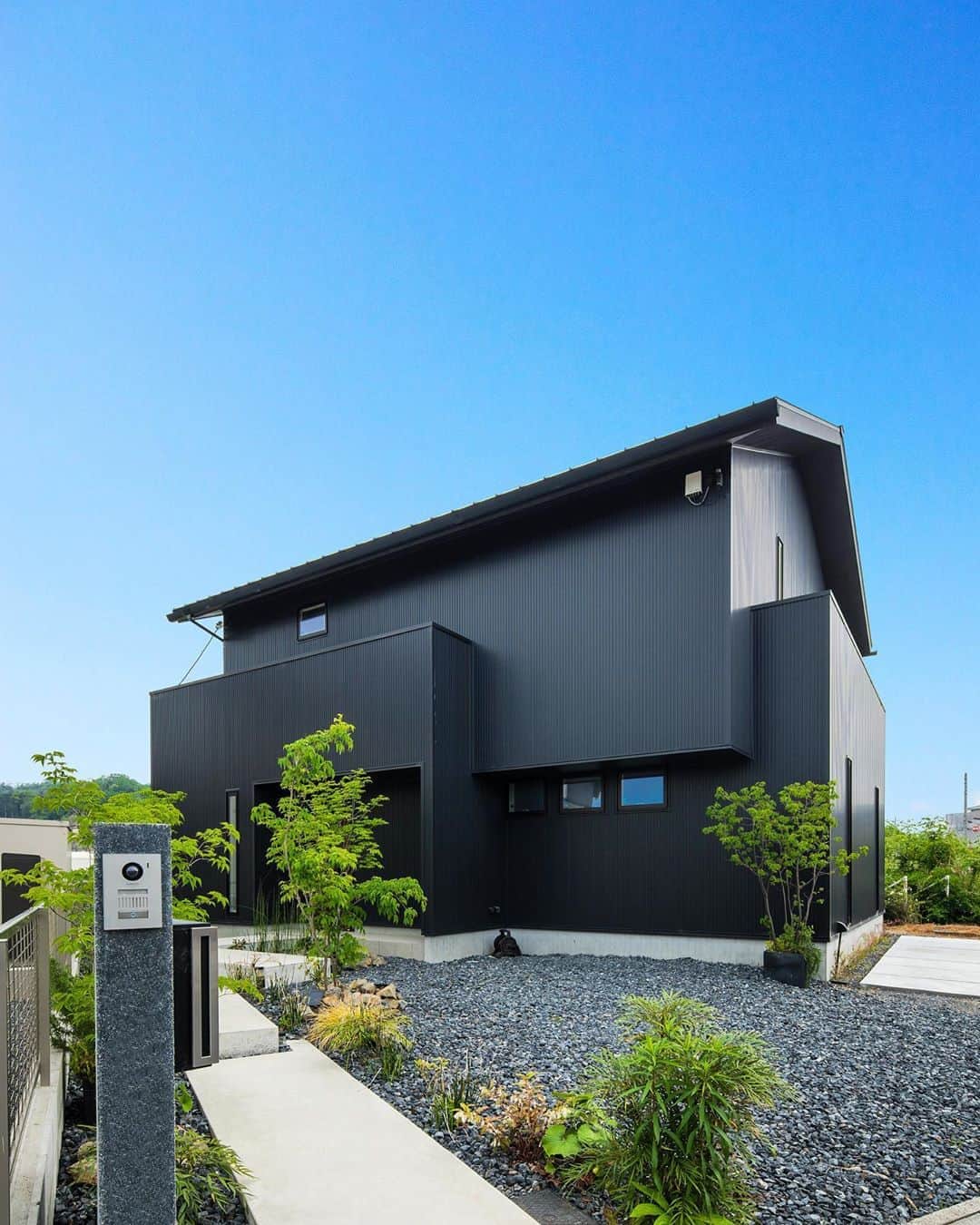 ルポハウス一級建築士事務所さんのインスタグラム写真 - (ルポハウス一級建築士事務所Instagram)「・ ・ ・ 切妻屋根に黒のガルバリウムの重厚感ある組み合わせ。 ・ 玄関に四角のボリュームをつける事で、リズミカルに立体的な外観デザインになりました。 ・ ・ ・ ルポハウスの施工事例をもっと見てみたい方は こちらまで☞ @reposhouse ・ #ルポハウス は#ちょっとかっこいい家 を"友人のために"という思いでつくっています。 ・ 一生に一度の#マイホーム。 「あなたにしかできない」×「ルポハウスだからできる」で、私たちだけの#家づくり を思いっきり楽しんでみませんか？！ ・ ・ ・ #家 #インテリア #住宅 #注文住宅  #ライフスタイル  #新築一戸建て #シンプルな暮らし #デザイナーズ住宅 #一級建築士事務所 #設計事務所 #myhome #house #instahouse  #滋賀 #大津 #草津 #栗東#外観デザイン #外観イメージ #黒ガルバ #ガルバリウム外壁 #ガルバ #切妻屋根 #切妻屋根の家」12月20日 20時59分 - reposhouse