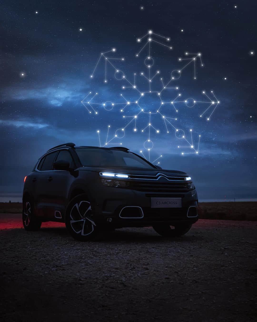 のインスタグラム：「ロマンチックな夜空の星座とC5 AIRCROSS SUV。 📸 @justartinn - #Citroën #C5AircrossSUV #Holidays #HolidaySeason #MagicInTheAir #Stars #Constellation #CarsOfInsta #Adventure #ChristmasSpirit #Sky」