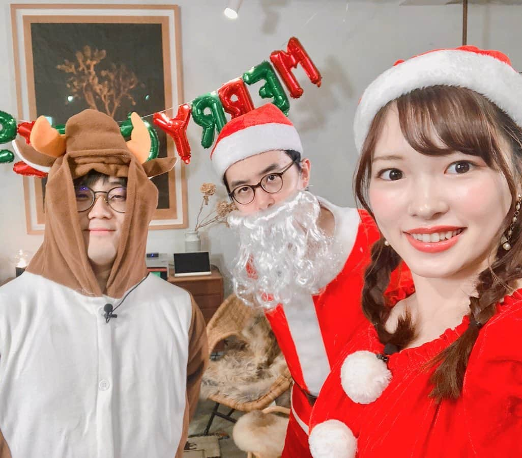 橋本紗奈さんのインスタグラム写真 - (橋本紗奈Instagram)「一足お先にMerry Christmas🎄🎅🏼 . . マネ亀でサンタの格好をしたよ☺️！ どうでしょう！🎅🏼 撮影ではスカートが短すぎて禁止になったよ笑 . . 瀬戸さんも🎅🏼 虫さんは🦌 . そして動画では投資結果を報告していますので見てくださいねー！ YouTubeで"マネーの亀"で検索してください🍢 . . #クリスマス #メリークリスマス  #トナカイ #サンタ　#サンタコスプレ #サンタクロース #コスプレ #瀬戸弘司 #虫眼鏡　#東海オンエア #虫さん #ざわくん #さなまる #マネ亀 #マネーの亀」12月20日 20時52分 - hashimoto_sana