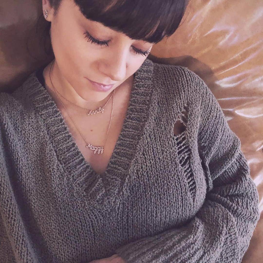 アリゼさんのインスタグラム写真 - (アリゼInstagram)「Mes filles toujours avec moi grâce à @theajewelry 💕. #annily #maggy #familyfirst #jewelry」12月20日 20時53分 - alizeeofficiel