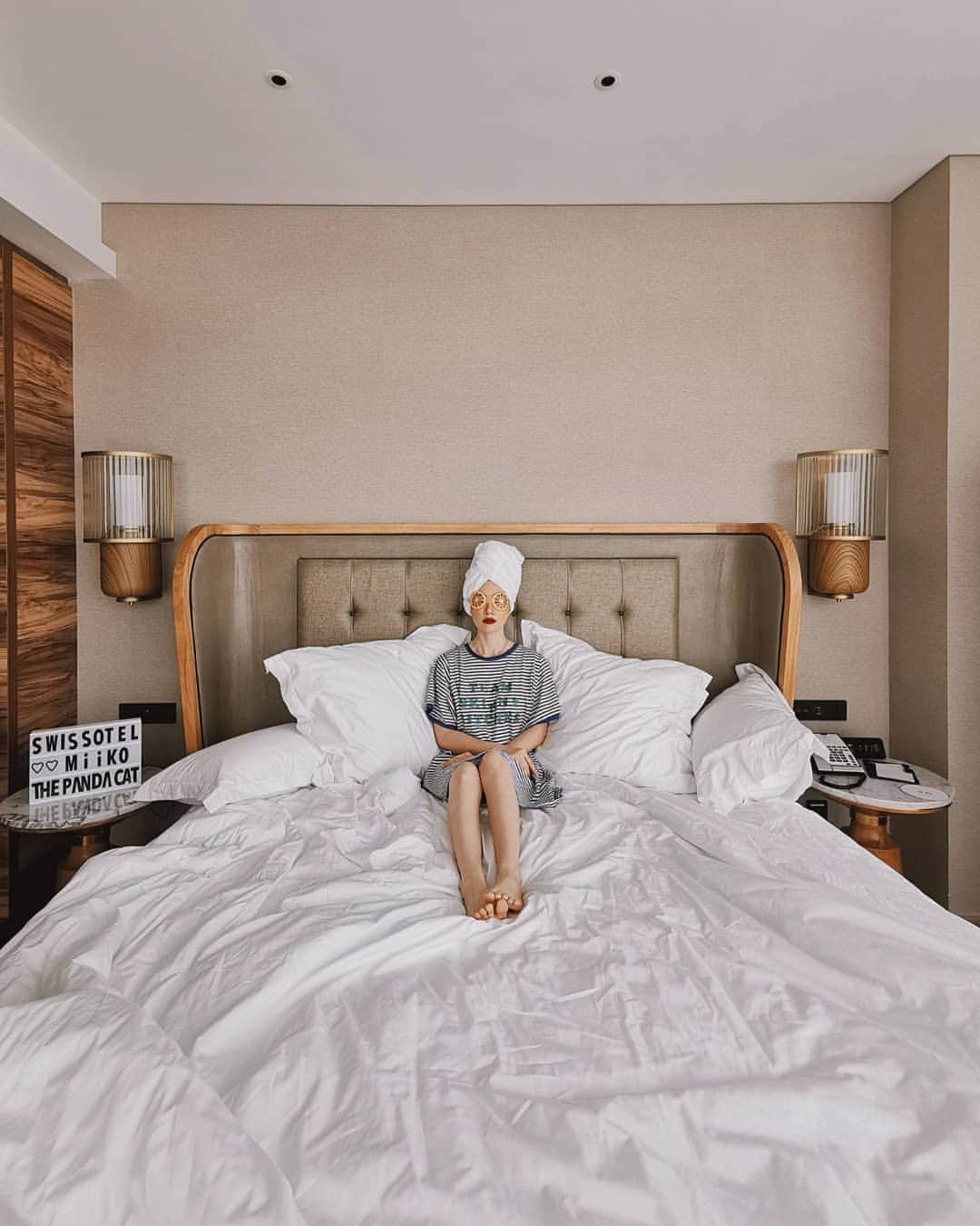 エリッサ・ヤマダのインスタグラム：「Weekend is here and I'm ready to do my marathons... on Netflix ♥️ . P.S. Thanks for the cute welcome and great hospitality, @swissoteljkt! 😻 For those visiting Jakarta and wondering where to stay, you might want to check out the newly opened @swissoteljkt! The room is clean and aesthetically designed (comfy beds too!), it's connected to the mall (one of the good ones), located at the lively PIK where numerous restaurants and bars are within minutes of drive, and it's close to the airport! My room was the Swiss Signature Bay View, btw ✨ #ellejessinjkt」