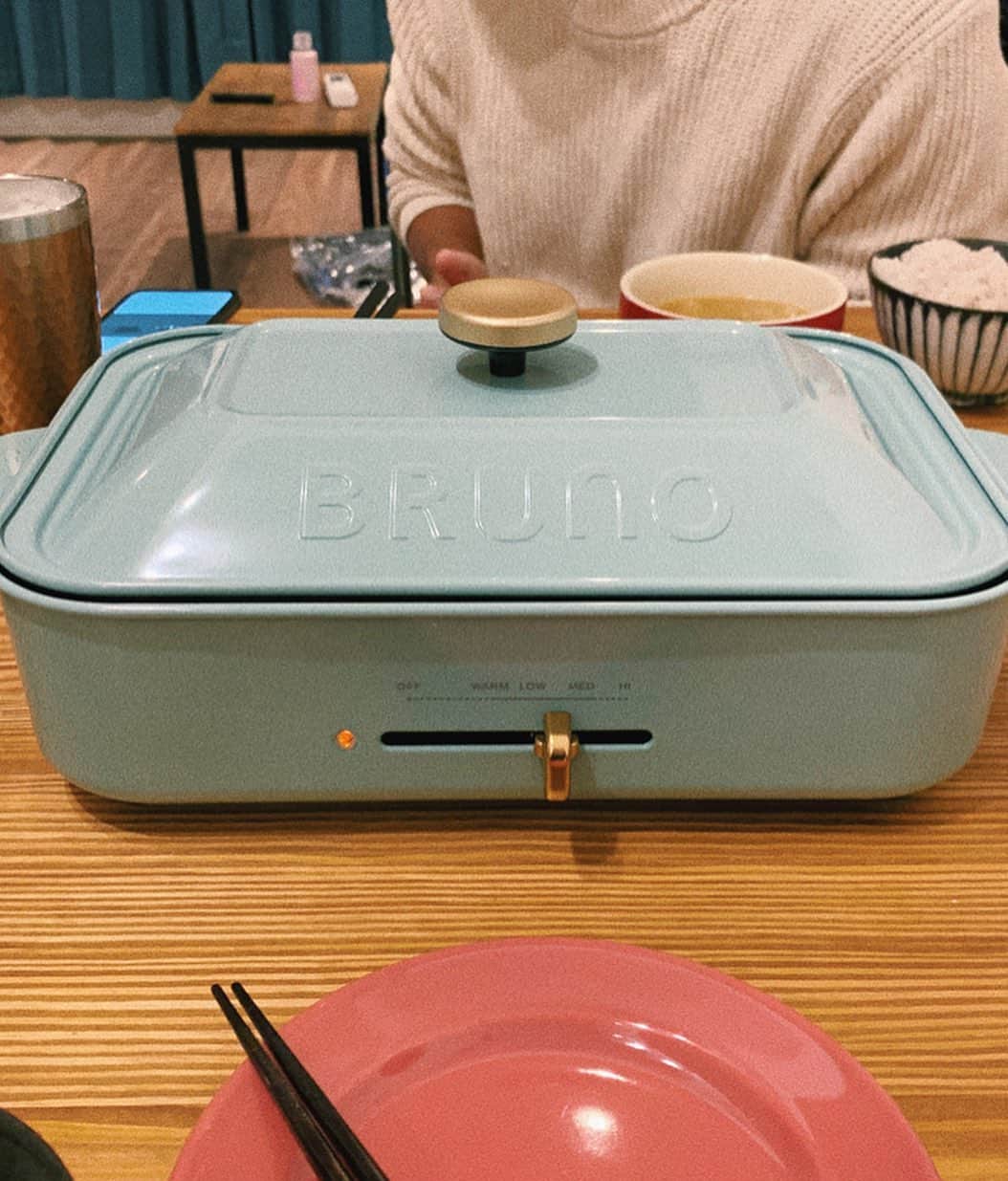sayocoのインスタグラム：「念願の𝗕𝗥𝗨𝗡𝗢🍳🥩🤍 ・ 昨日は早速お肉焼いてみた🙋‍♀️ 次は何作ろうかな〜〜🤔💭💓 ・ ・ #brunohotplate#ホットプレート#グリルプレート#brunoのある生活#家電芸人」