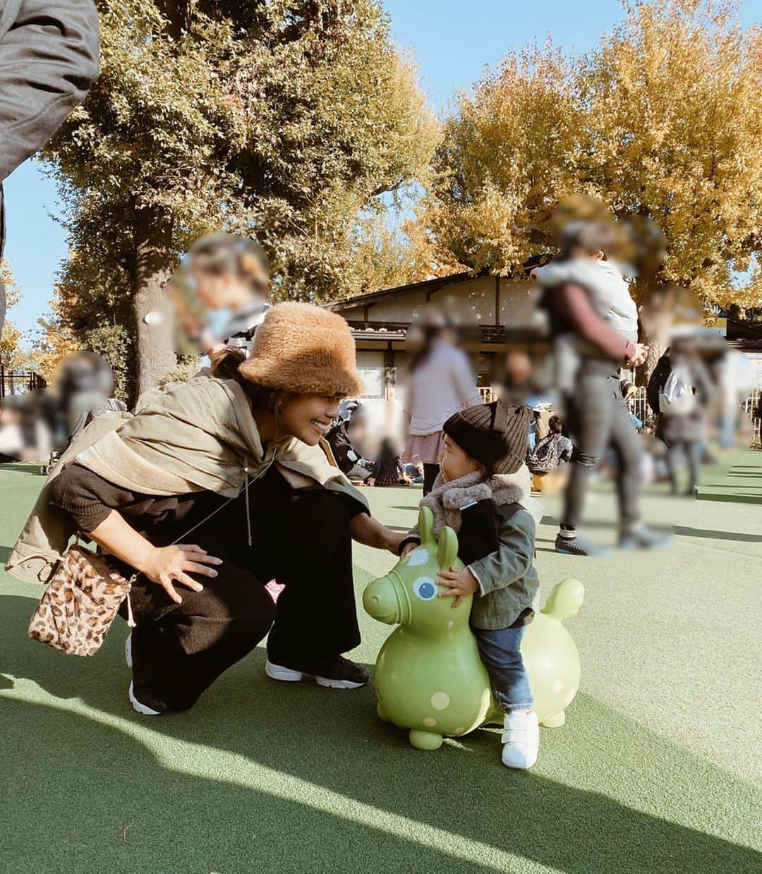 クロさんのインスタグラム写真 - (クロInstagram)「子育てママに朗報です👩🏽‍🏫☝🏽﻿ 子育てで疲れがたまってもこれがあれば大丈夫っていう﻿ お守り的な存在「トリプルフォース」﻿ 疲れが長引かないようにと飲み始めたんだけど、 今ではホントお守り的な存在に☺🙏🏽﻿ うちの子、ちょっとコロコロ気味なので、抱っこしたときの重みが腰にも腕にもずっしり、、(笑)﻿ 日に日にタニちゃんは動き回るし、気づかぬうちに身体に疲労感って溜まってるもんですね🤦🏽‍♀️💦💦﻿ そんな疲れとかの原因になる "糖化" にもアプローチしてくれるらしく、いいこと尽くしだなぁ〜🙌🏽﻿ 疲れがとれにくかったり、肌がくすんだりしてたのも、糖化が原因だったのかなって思うと恐ろしやぁ、、、😣💦﻿ あのロキソニンSを開発した製薬会社から発売されている ってところも心強い🥺🙌🏽　﻿ タニちゃんにとっていつまでも若々しくて元気ハツラツなママとパパでいたいので、ピーさんとも一緒に飲んでる♬﻿ やっぱり元気でいるためには﻿ しっかり食事🍚適度に運動🏋🏽‍♂️﻿ そしてたまにこうしてサプリメントを上手に取り入れながら、カラダの内側から整えていかないとです💪🏽✨✨✨✨﻿ ﻿ #PR #トリプルフォース #リゲイン #糖化 #疲労 #糖化対策 #糖化予防 #サプリメント #元気の源 #女の子ママ #babygiro #子育ては体力勝負」12月20日 20時56分 - kuro_risa