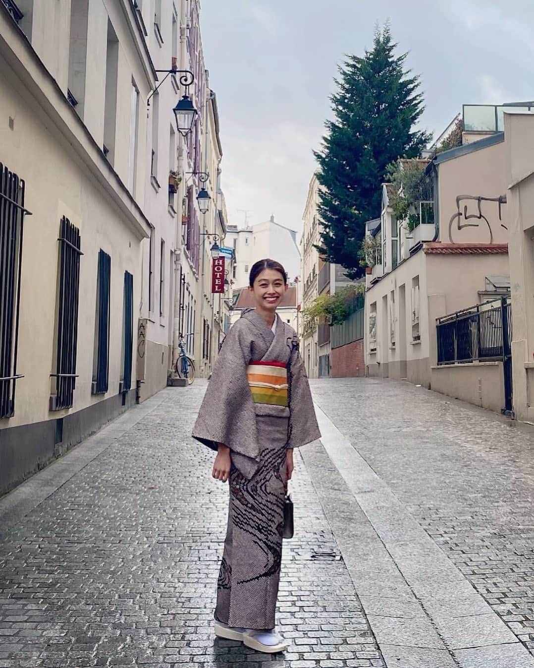 木野園子のインスタグラム：「パリできものを着てみました✨細かいことはまだいろいろあるけど、着れてよかった！  #paris #france #trip #kimono #パリ #フランス #旅行 #きもの」