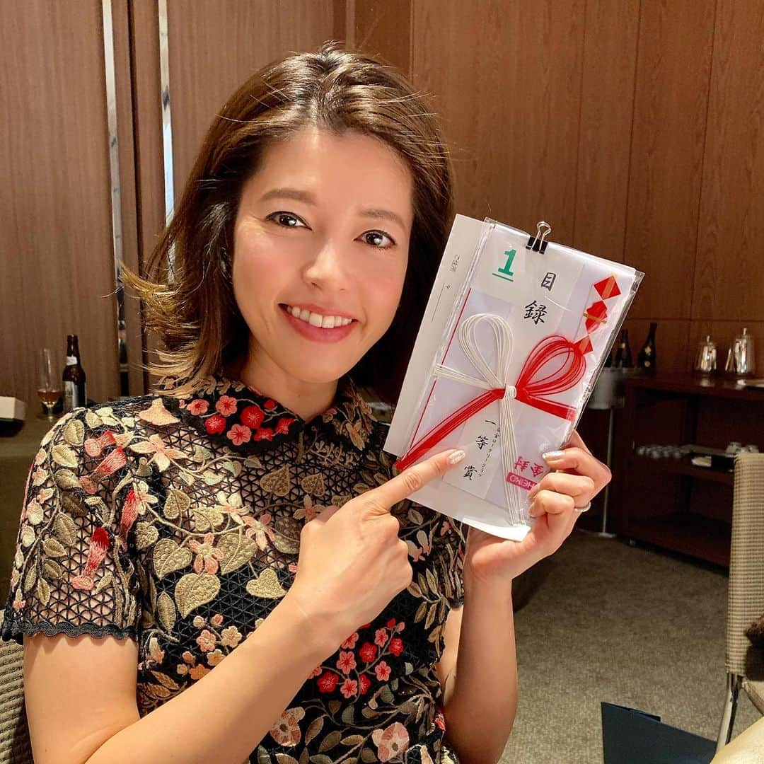 神田愛花さんのインスタグラム写真 - (神田愛花Instagram)「ロータリークラブのクリスマスパーティーにて🎄✨ ビンゴ大会で見事に１位😍🎉 ビックリして完全に酔いが覚めた💦  #年末にきた！ #今年１番のラッキー #嬉し過ぎる #ホテルのおせち料理 #３万円相当だそう #ロータリークラブ #クリスマスパーティー #ビンゴ大会 #今年も良い１年だった #神田愛花」12月20日 21時08分 - aikakanda