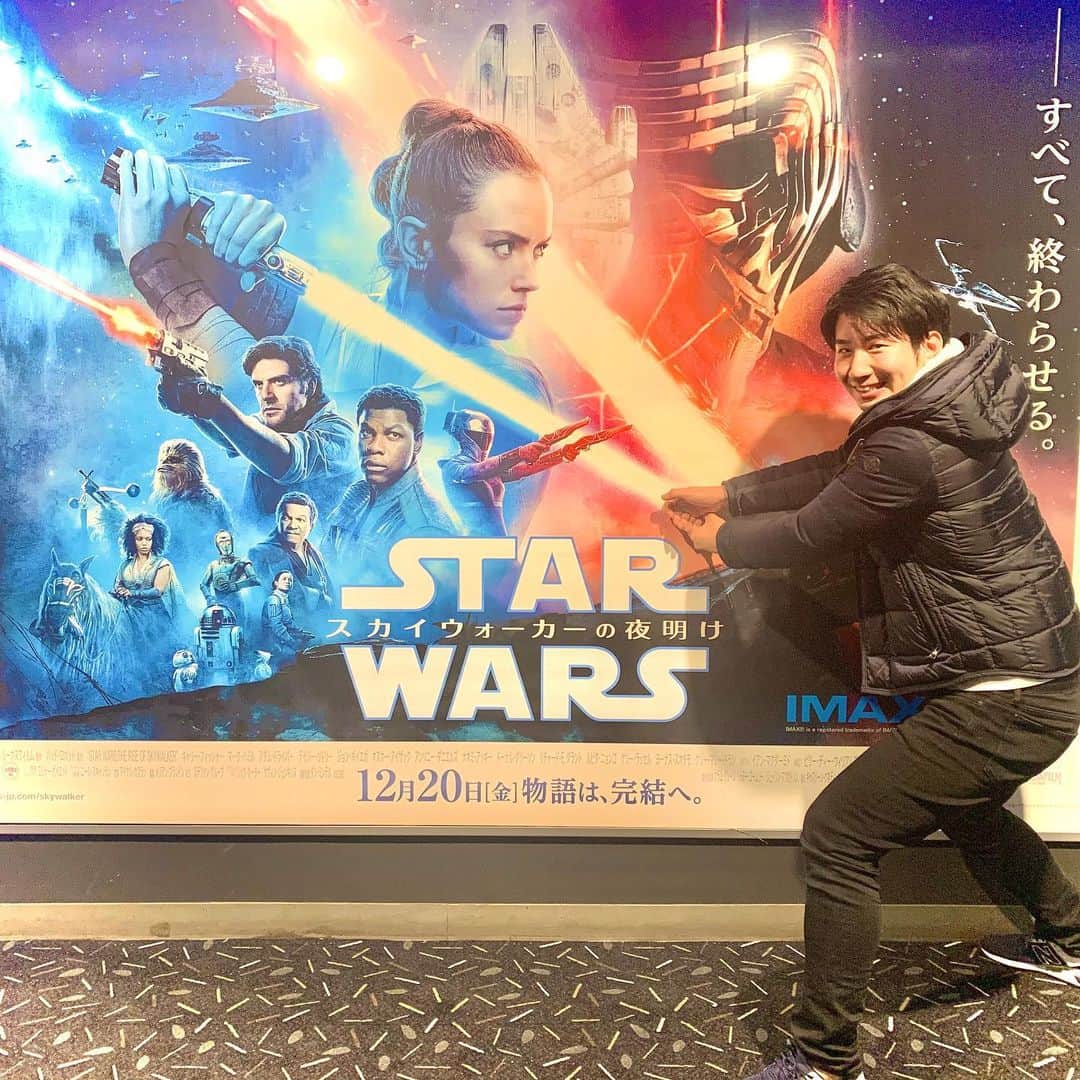 福田太郎のインスタグラム：「スターウォーズ 完結。ありがとう！  父「感動したね、泣いたよ。もう一回観たかね〜」 息子「最高やったね〜。年末一緒に行こか！」 ⠀ 九州の父も、公開初日に鑑賞したそう。 「映画館で観るスターウォーズは良かよ〜」 と42年前に、初めて観たときの思い出を、 きのうのことのように語ってくれたおかげで、息子は スターウォーズと共にこんなに大きくなれました。  そんな父は今日で63歳。 誕生日おめでとう！ありがとう！ #iamyourfather #iamyoursun ⠀ ⠀ #starwars #theriseofskywalker #スターウォーズ #スカイウォーカーの夜明け #ジェダイ か #シス か、それとも。 ぜひ映画館で観て欲しいです！ できればこれまでのストーリーを観てから！ とにかく最高でした！ #maytheforcebewithyou always. #フォースと共にあらんことを #父 #息子 #家族 の物語 #誕生日 #happybirthday」