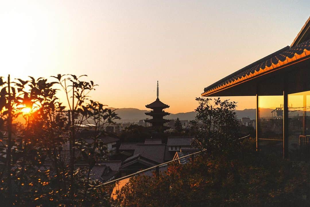 Naokoのインスタグラム：「NEW OPEN 🇯🇵 @parkhyattkyoto *  パークハイアットというと東京をイメージする方も多いと思いますが、それから25年経った今秋、日本で二つ目となるパークハイアットが京都東山にオープンしました。  ゲストハウスをイメージしてつくられたロビーは暖かみがあり寛ぎのエリアとなっています。またロケーションも清水寺や八坂神社、二寧坂・三寧坂と近く観光の中心地という利便さに驚きました。  京都は何回訪れても楽しいです。安心して過ごせるホテルと出会えて京都旅がこれからますます楽しみになりました。  #parkhyattkyoto #parkhyatt  #ad」