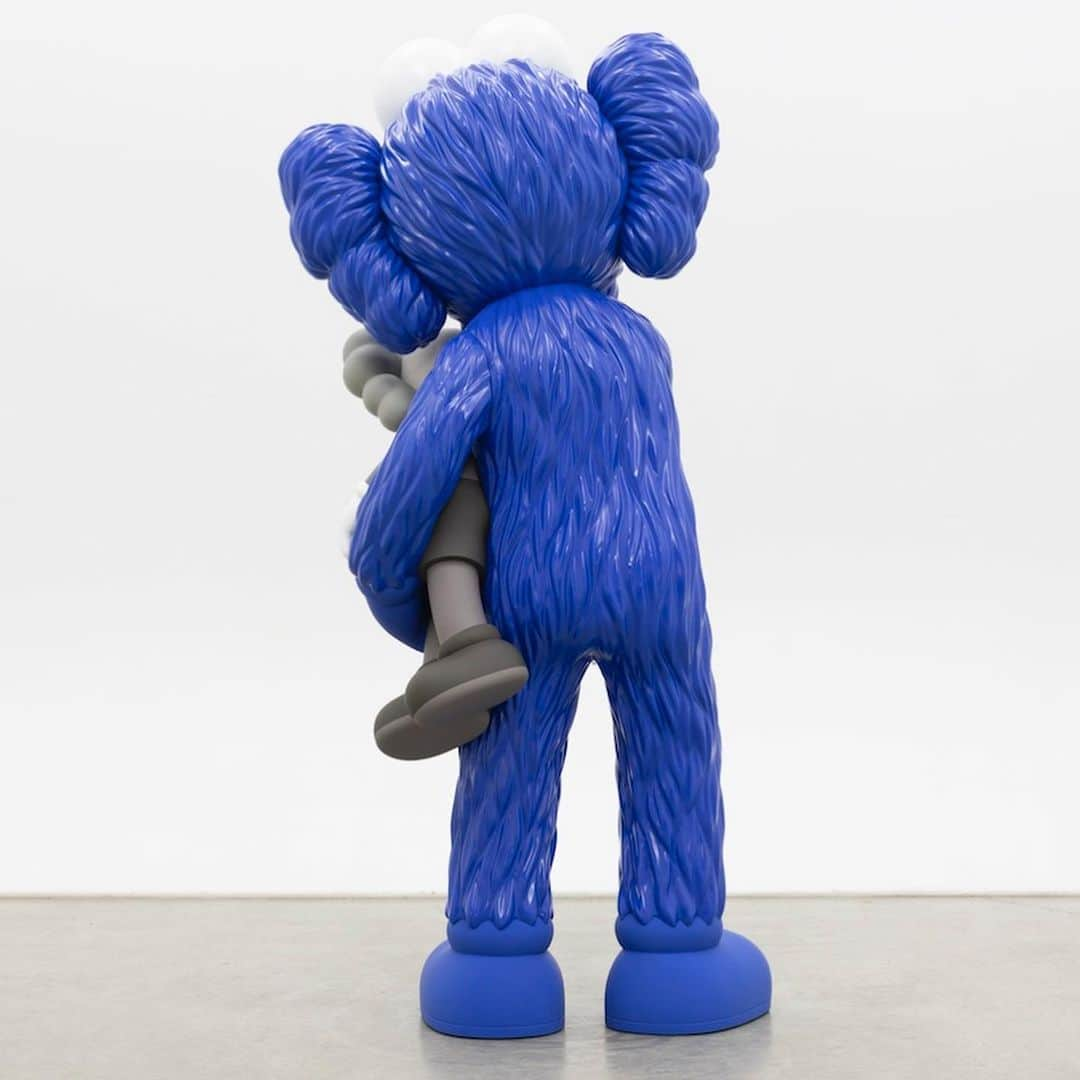 KAWSONEさんのインスタグラム写真 - (KAWSONEInstagram)「TAKE, 2019, bronze, paint #KAWS」12月20日 21時04分 - kaws