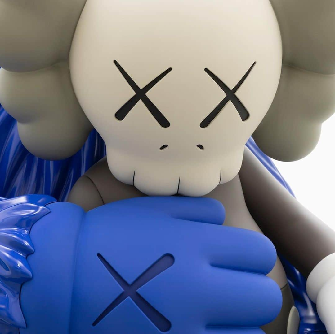 KAWSONEさんのインスタグラム写真 - (KAWSONEInstagram)「TAKE, 2019, bronze, paint #KAWS」12月20日 21時04分 - kaws